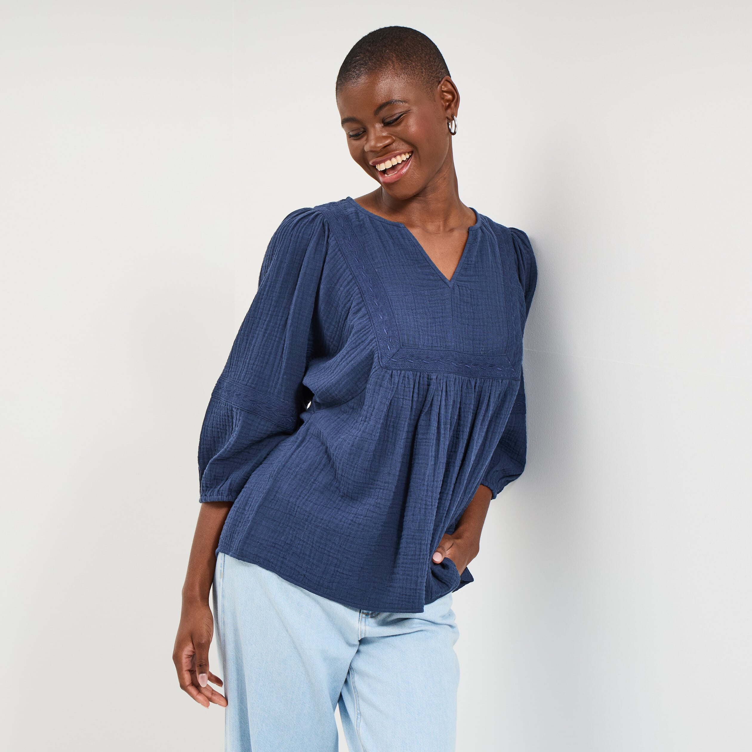 Blouse brod&eacute;e manches 3/4 gaze de coton bleu marine femme