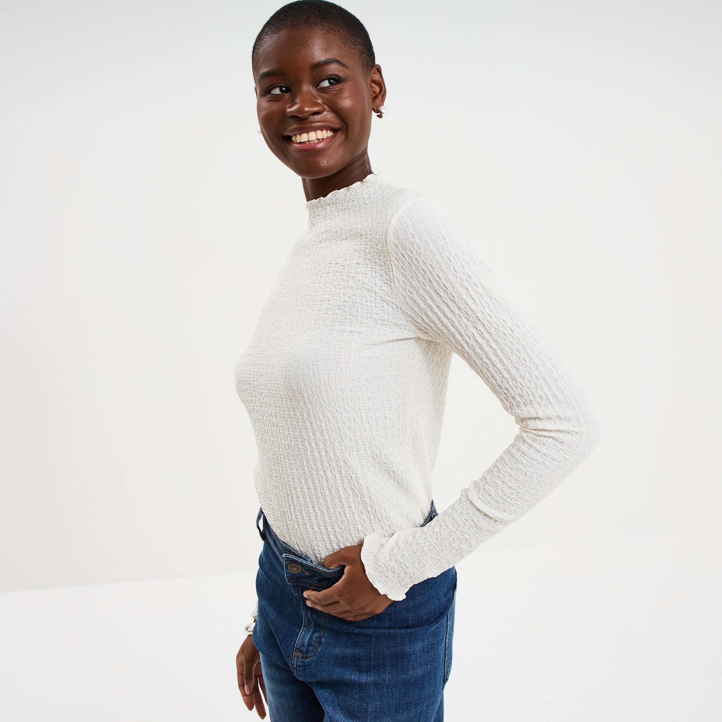 T-shirt effet gaufr&eacute; col montant blanc femme