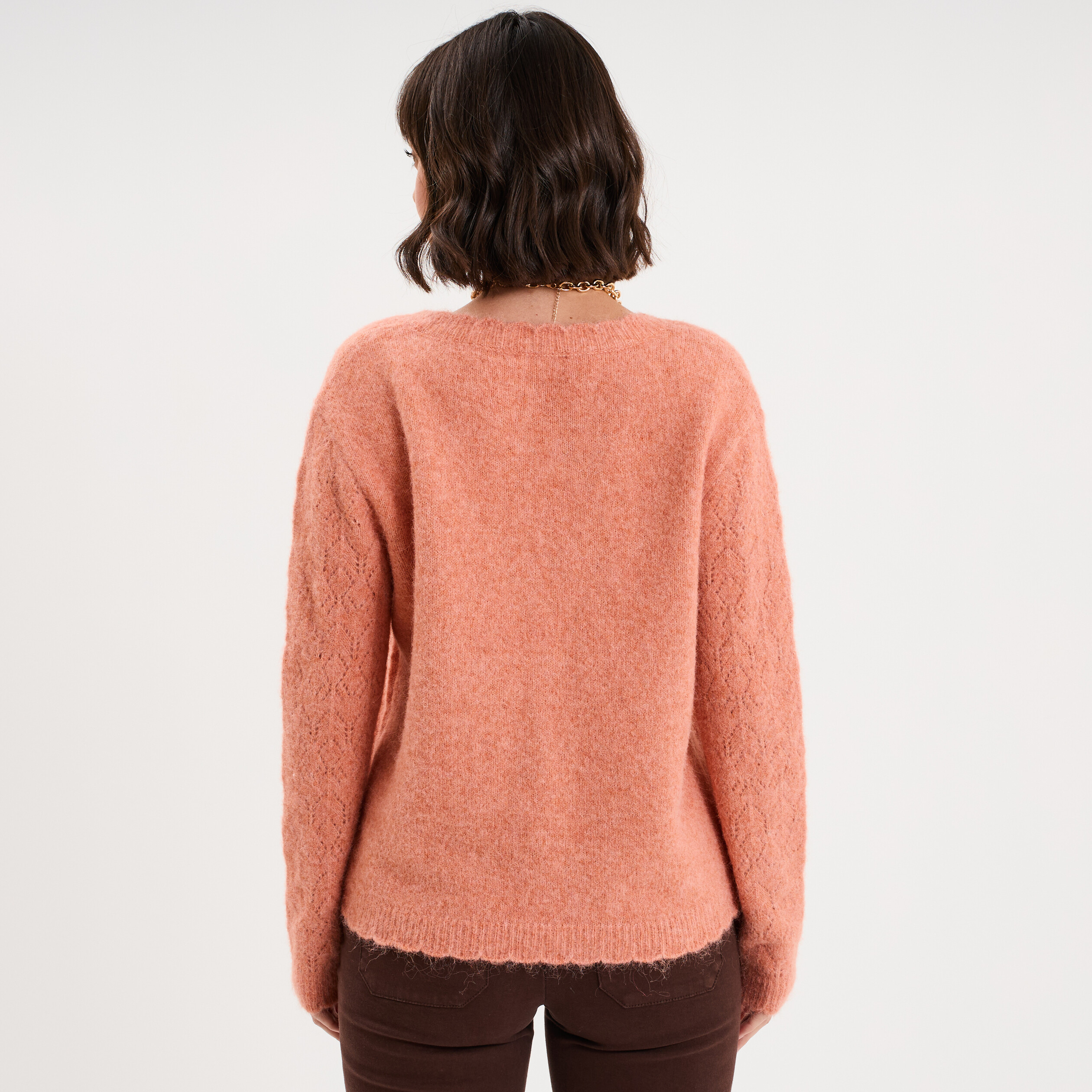 Pull col V ajour&eacute; manches longues rose corail femme
