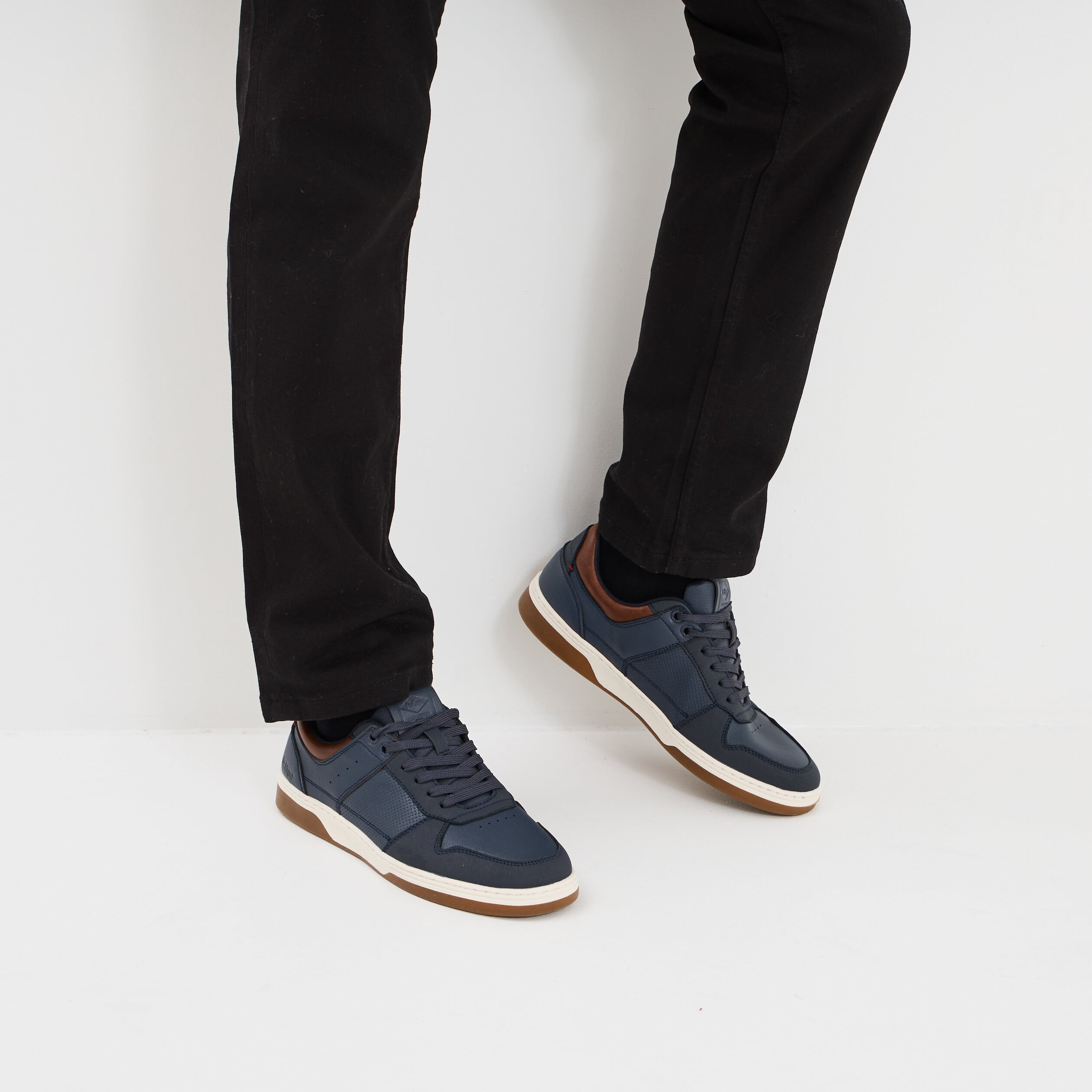 Tennis basses &agrave; lacets bleu marine homme