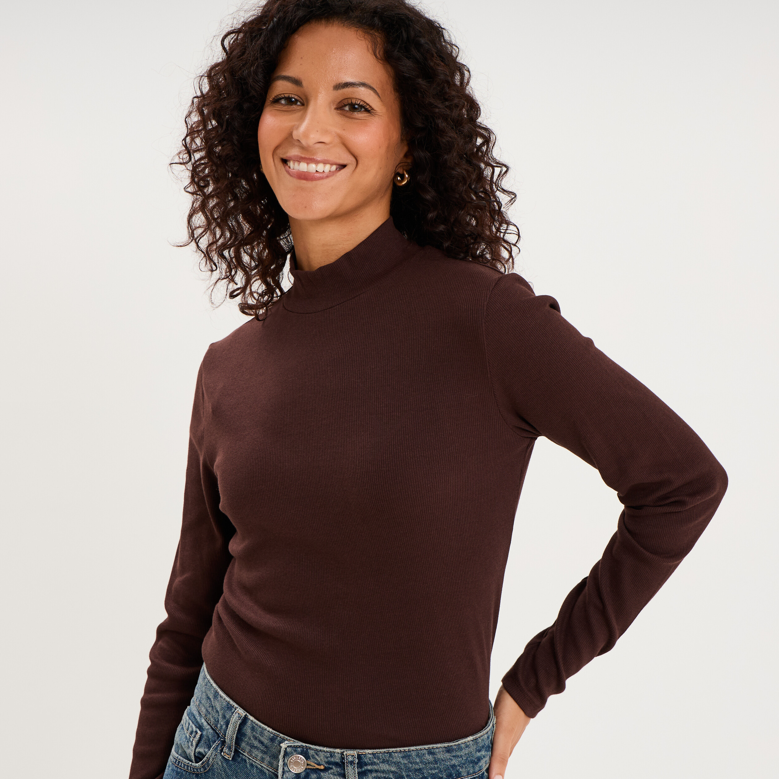 T-shirt ajust&eacute; col montant marron fonc&eacute; femme