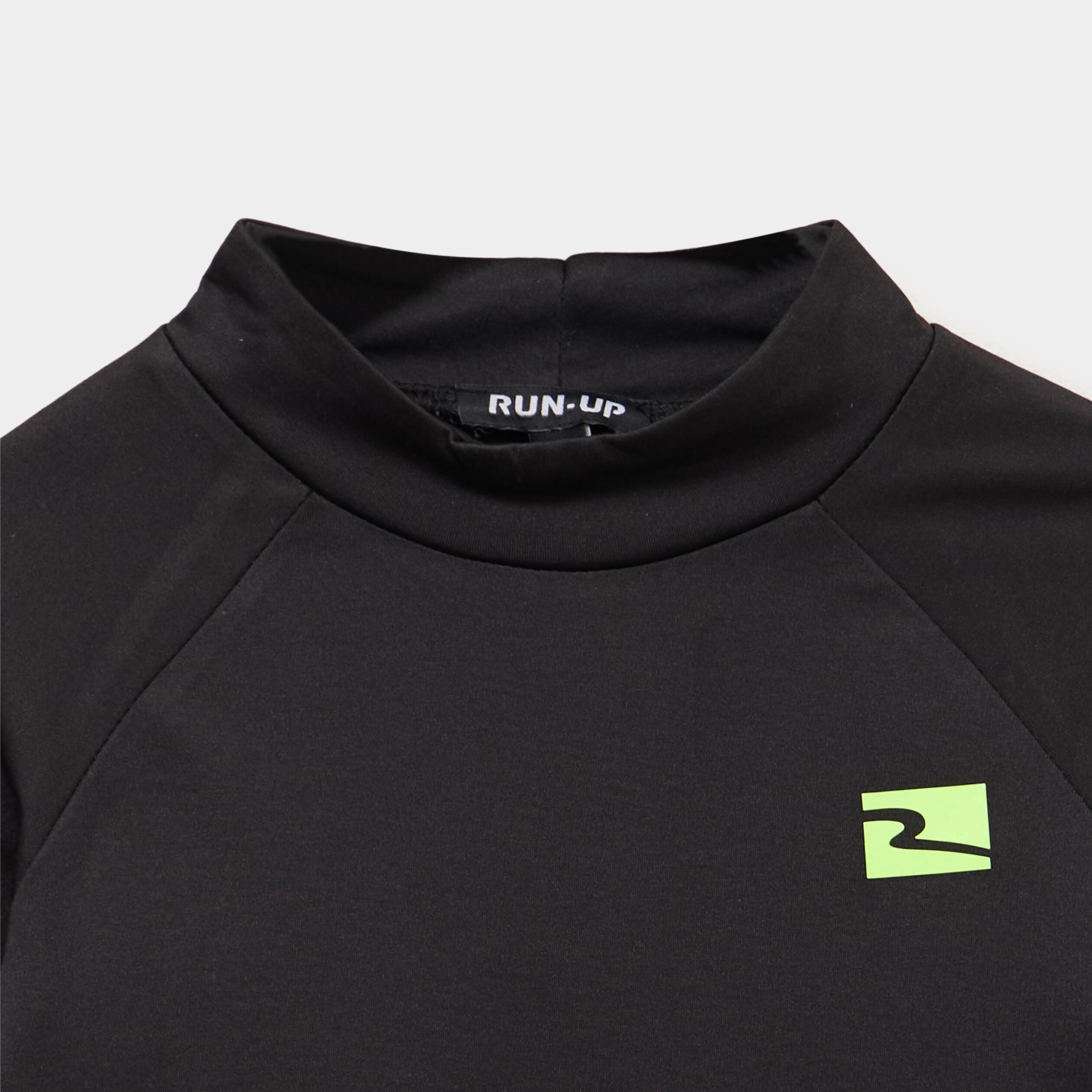 T-shirt de sport ajust&eacute; col montant noir gar&ccedil;on