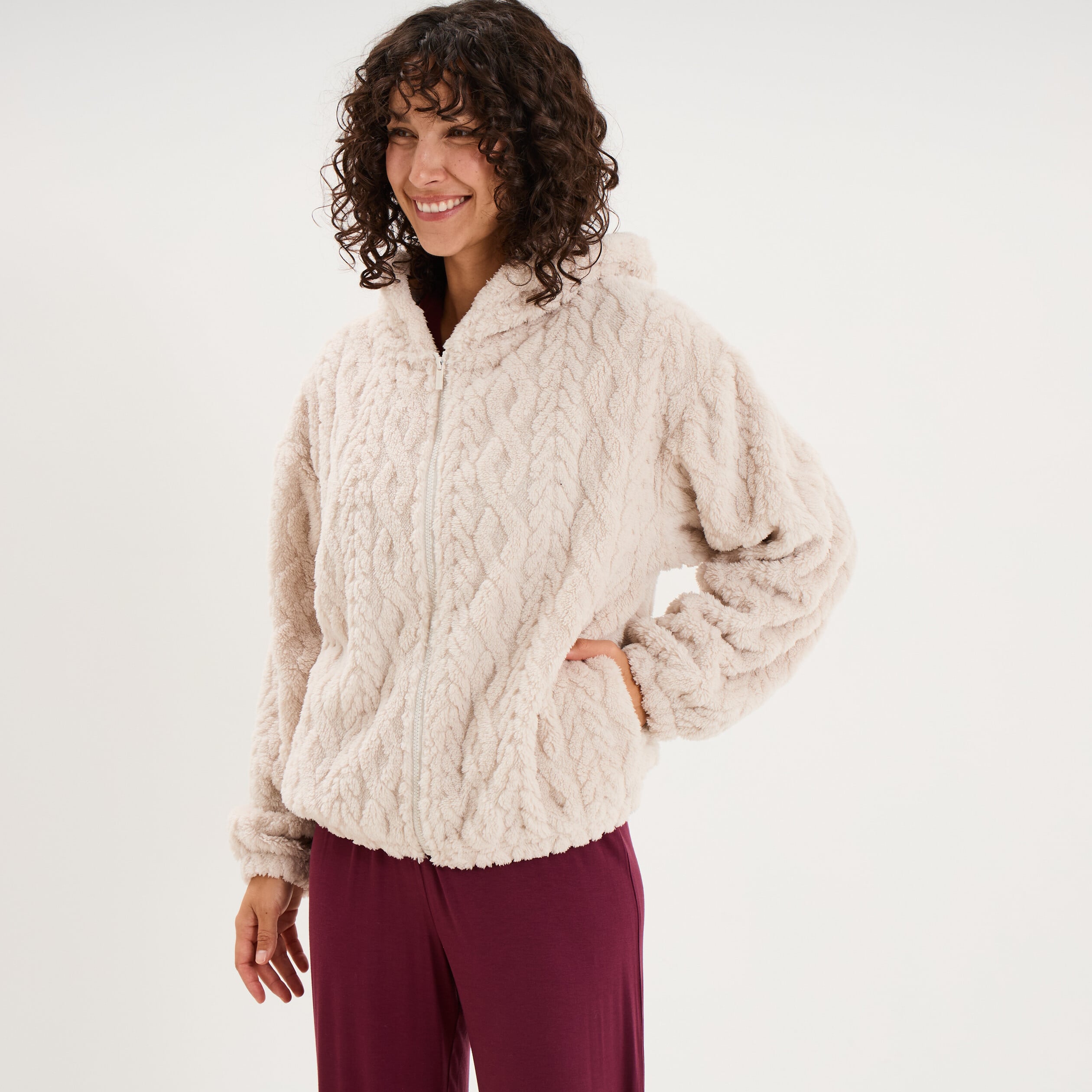 Veste fausse fourrure &agrave; capuche gris clair femme