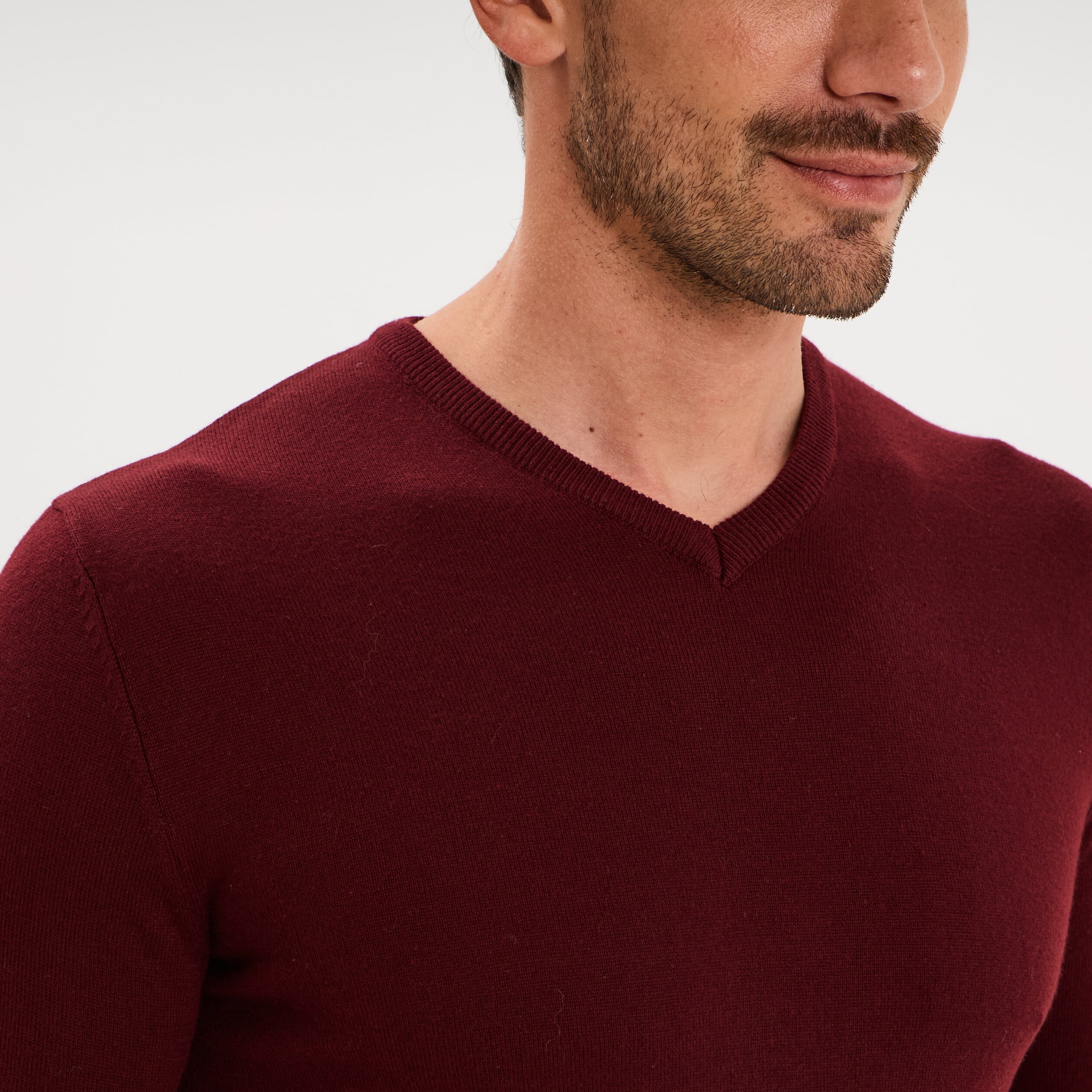 Pull jersey avec col en V violet fonc&eacute; homme