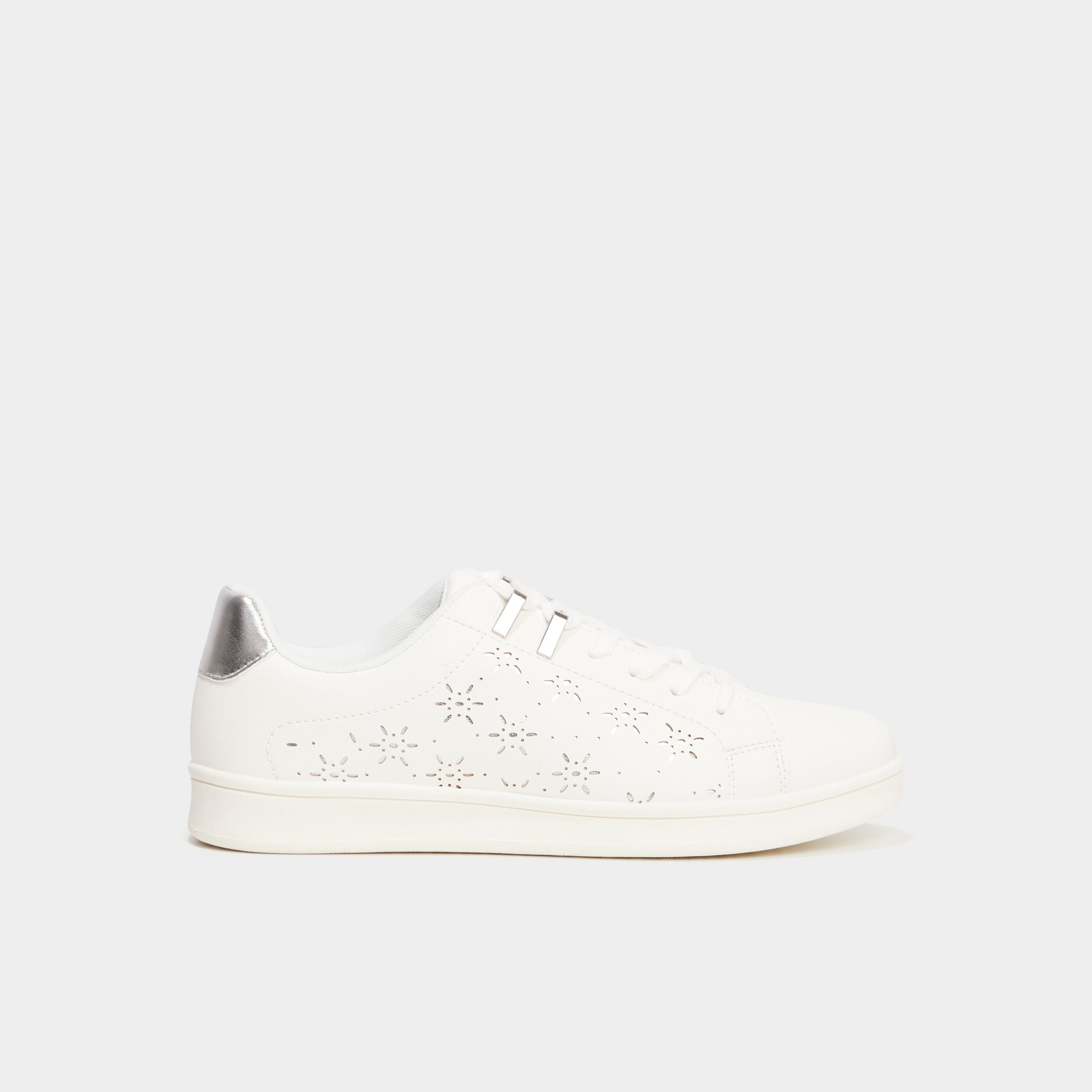 Baskets perfor&eacute;es semelle plate blanc femme