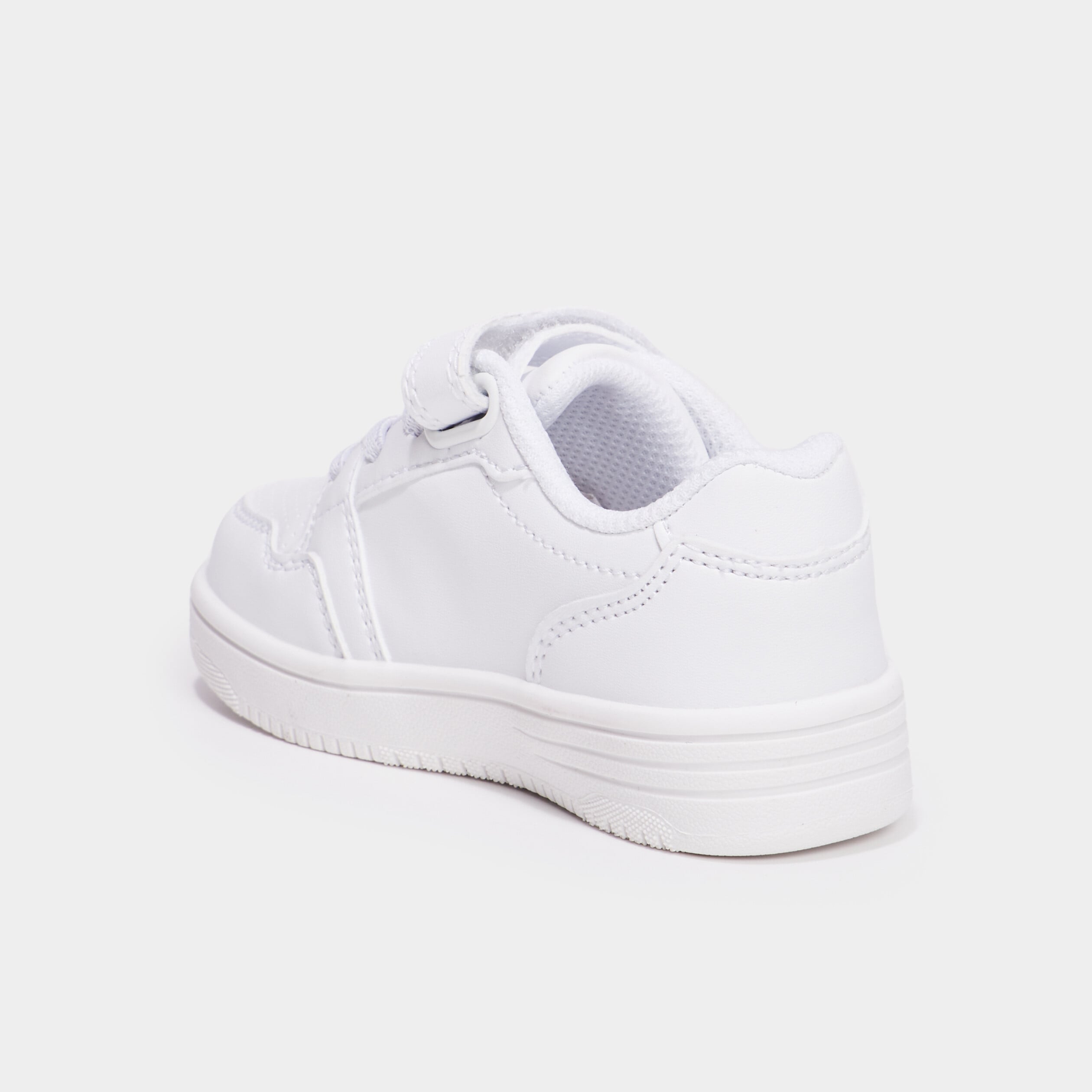 Tennis basses &agrave; scratchs blanc b&eacute;b&eacute; gar&ccedil;on