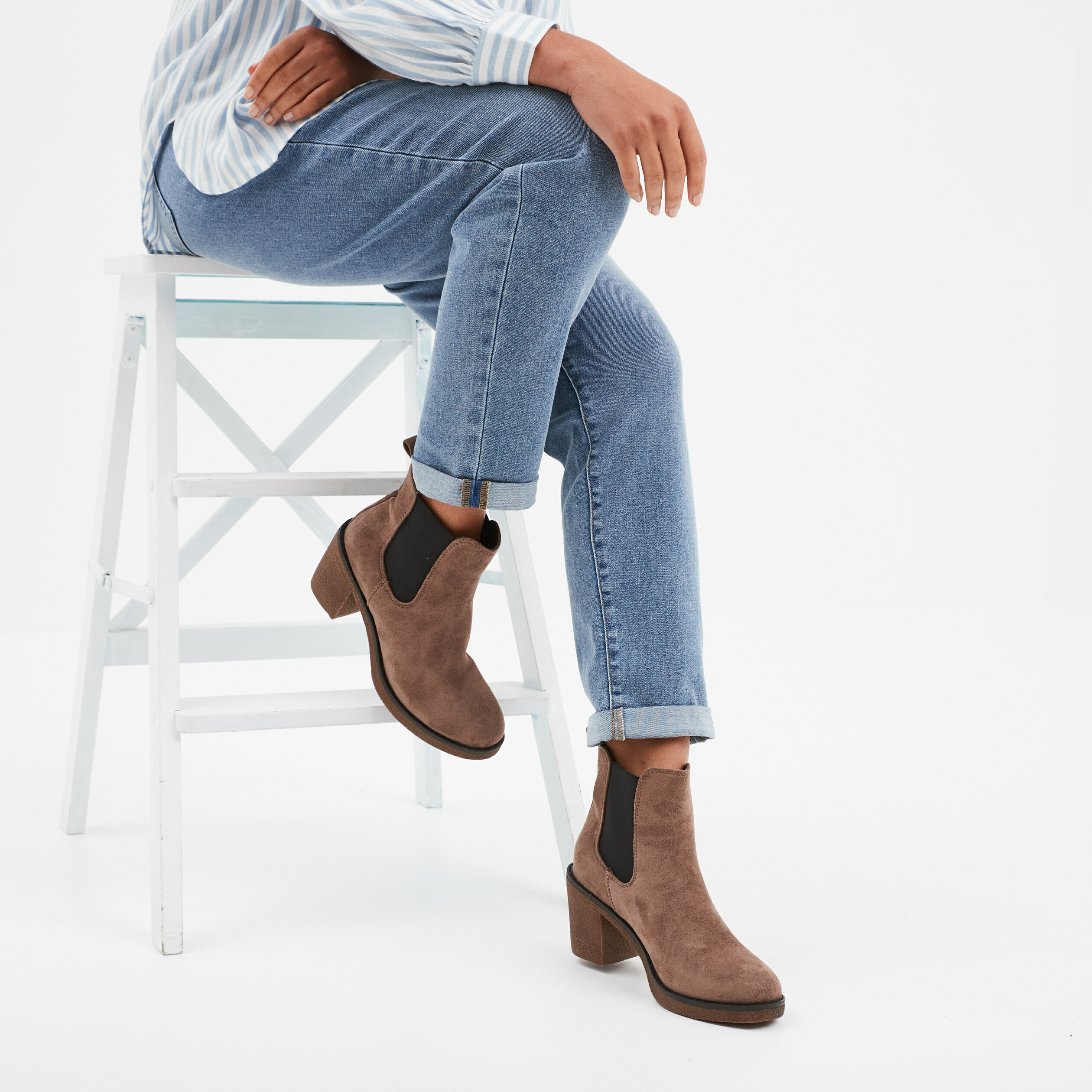 Bottines chelsea &agrave; talons aspect su&eacute;dine taupe femme