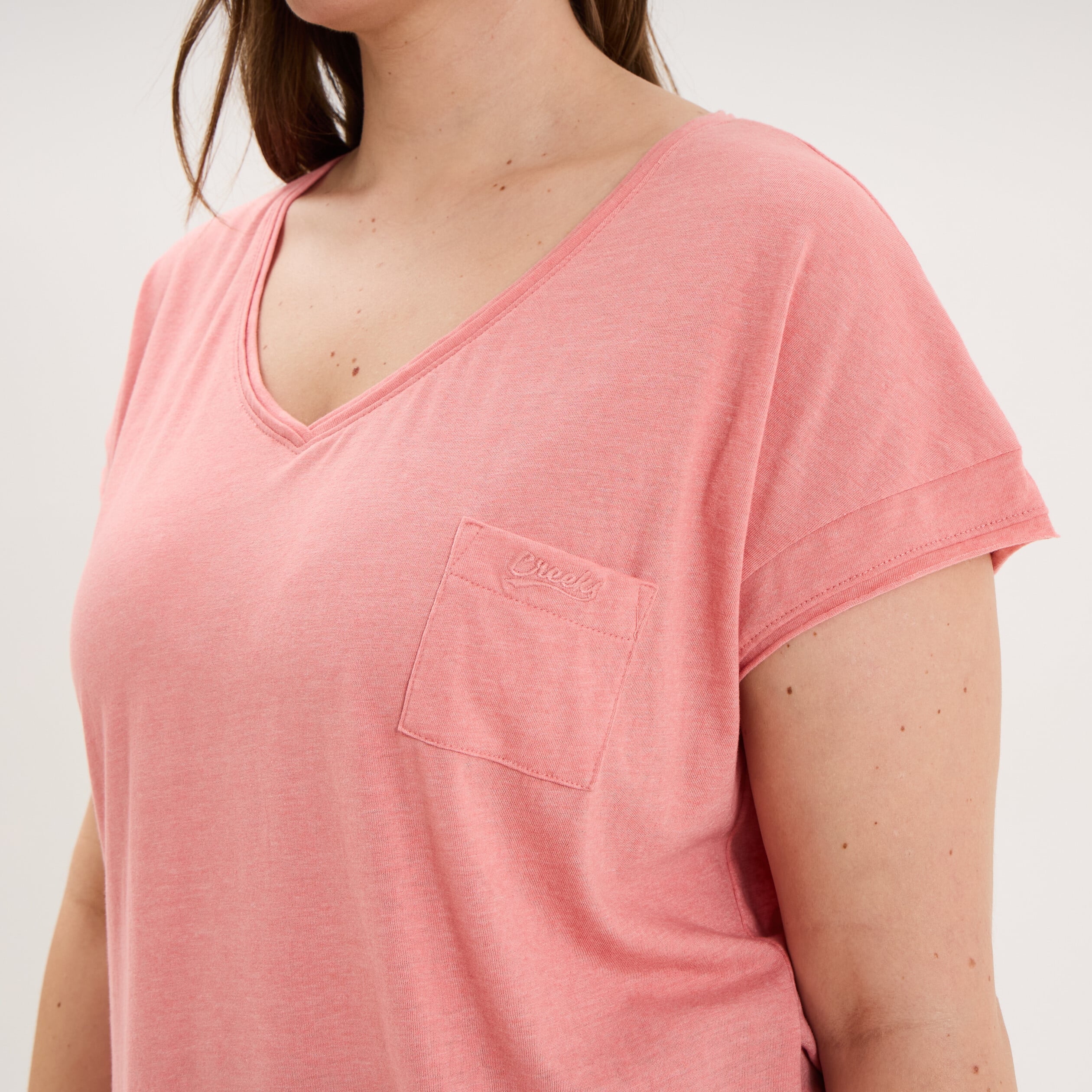 T-shirt effet chin&eacute; col en V avec poche rose vif femme grande taille