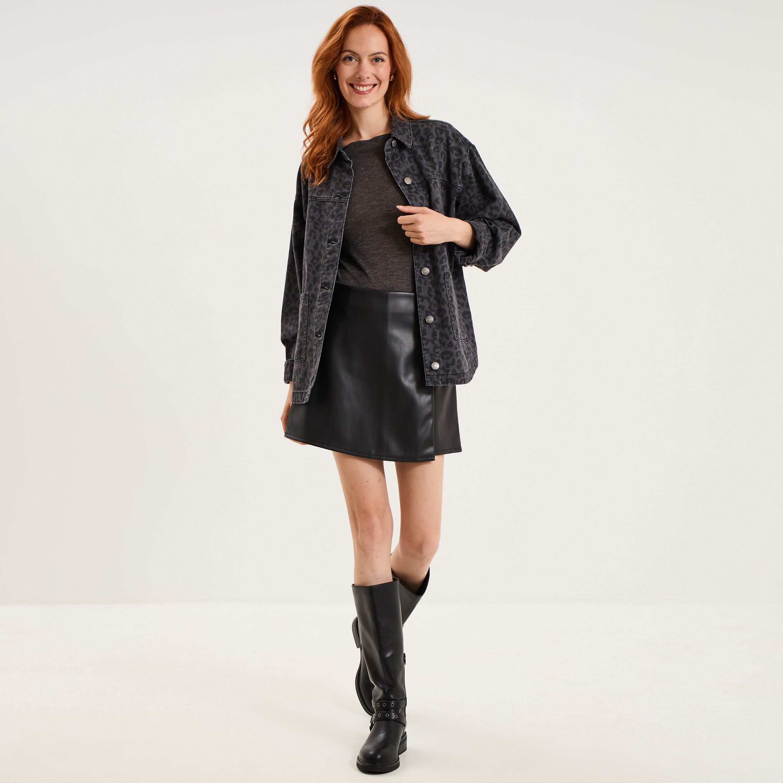 Jupe-short courte simili cuir &agrave; boutons noir femme