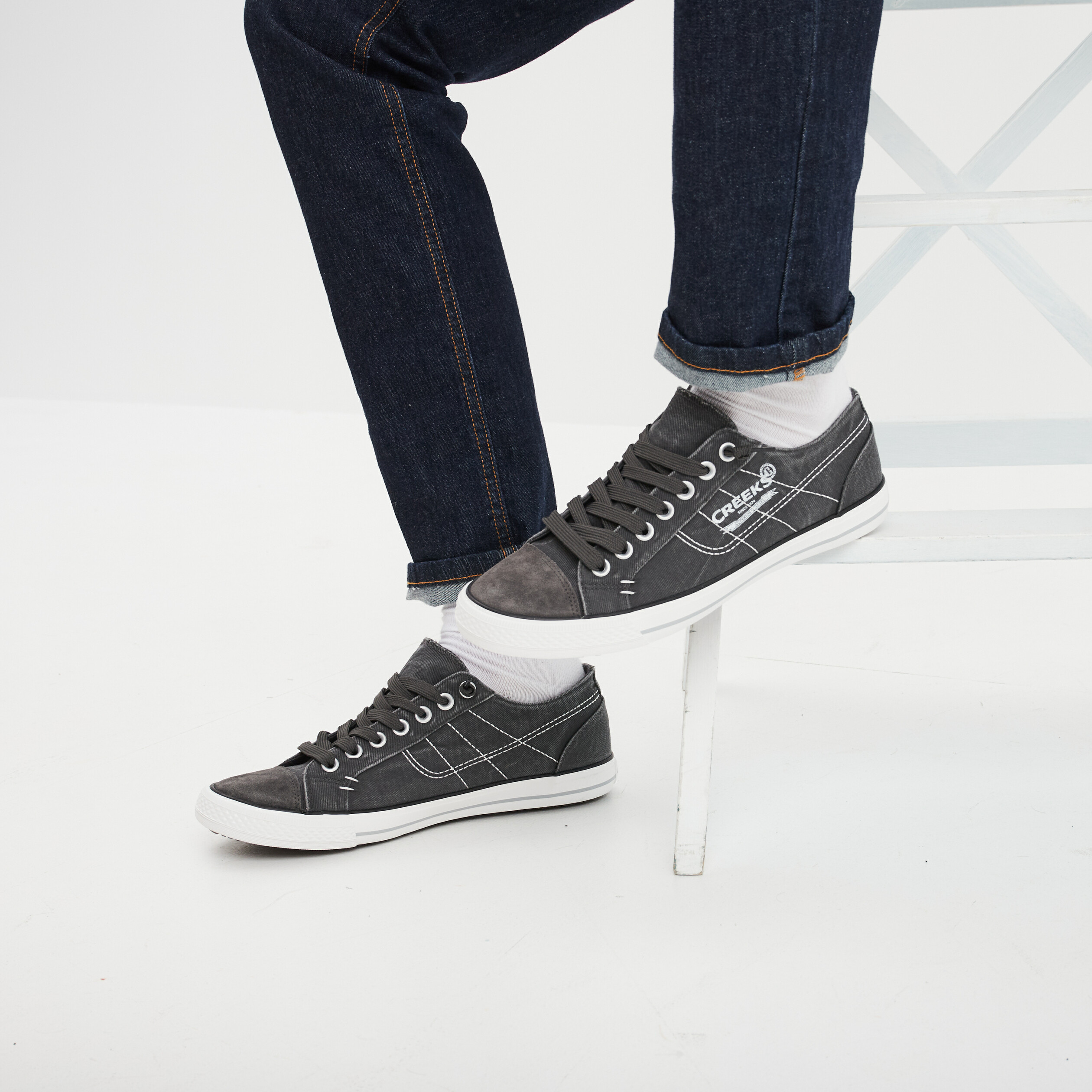 Tennis basses en toile &agrave; lacets gris homme