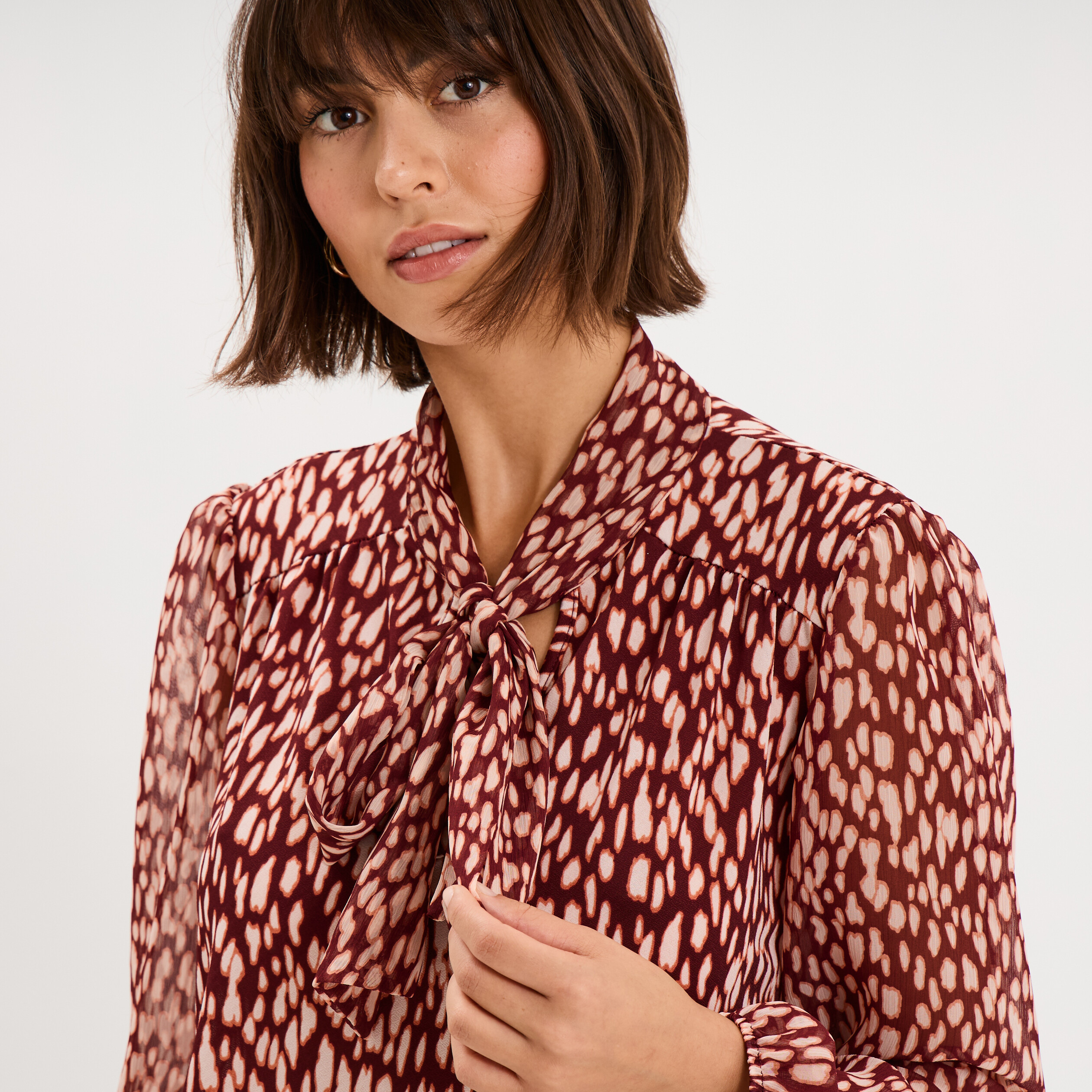 Blouse col lavalli&egrave;re manches longues bordeaux femme