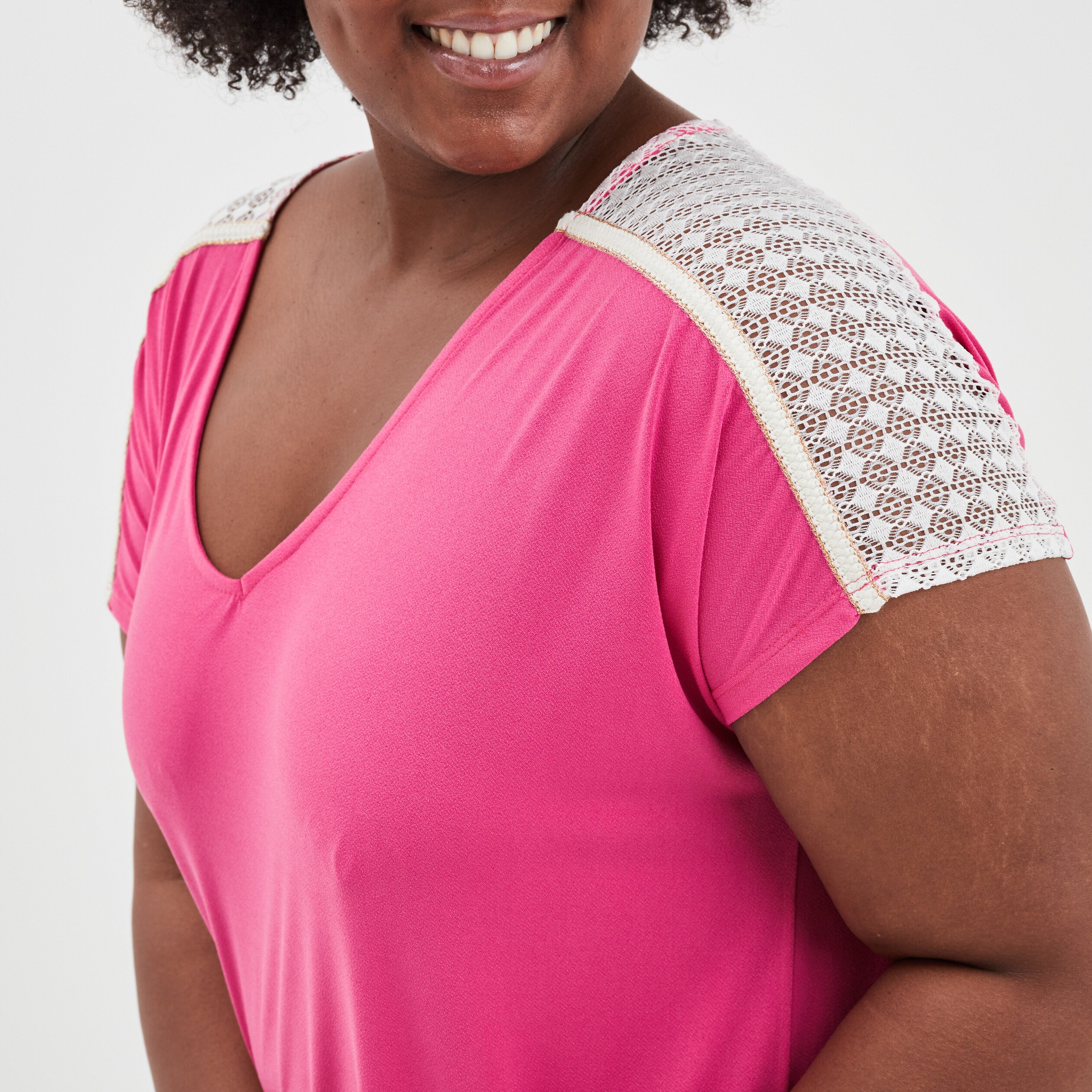 t shirt avec manches dentelle col en v rose fushia femmegt T-shirt avec manches dentelle col en V rose fushia femme grande taille