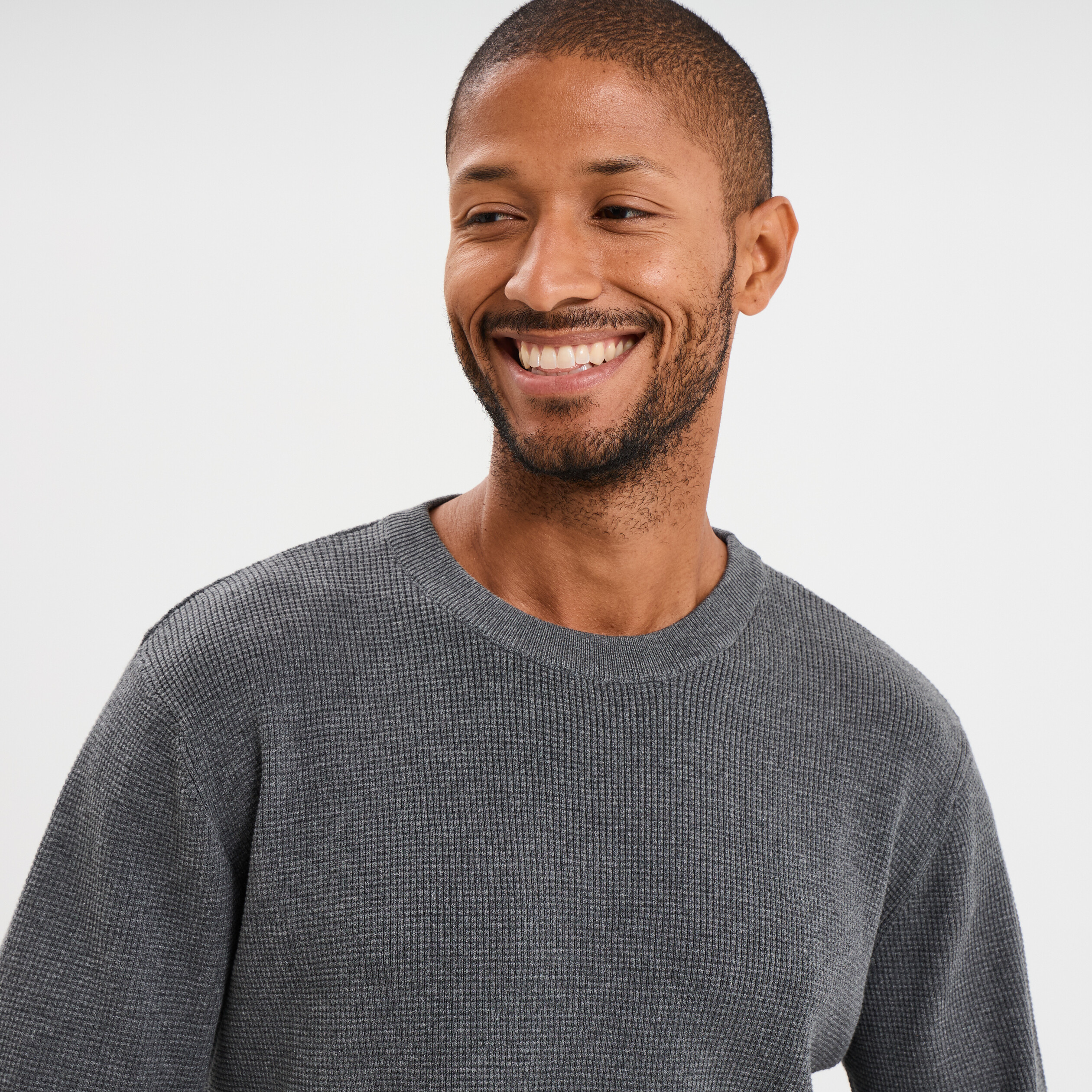 Pull en maille textur&eacute;e col rond gris fonc&eacute; homme