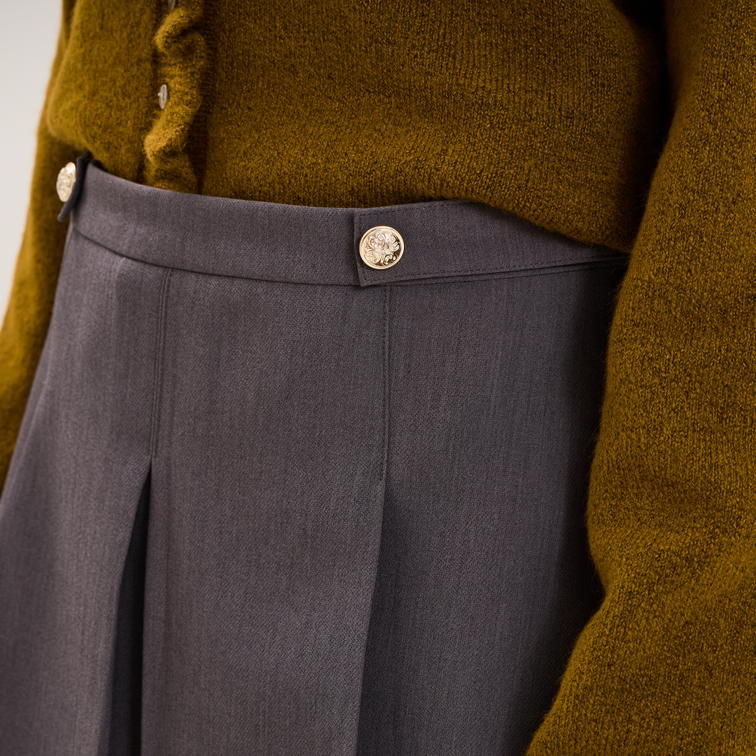 Jupe-short pliss&eacute;e boutons dor&eacute;s gris fonc&eacute; femme