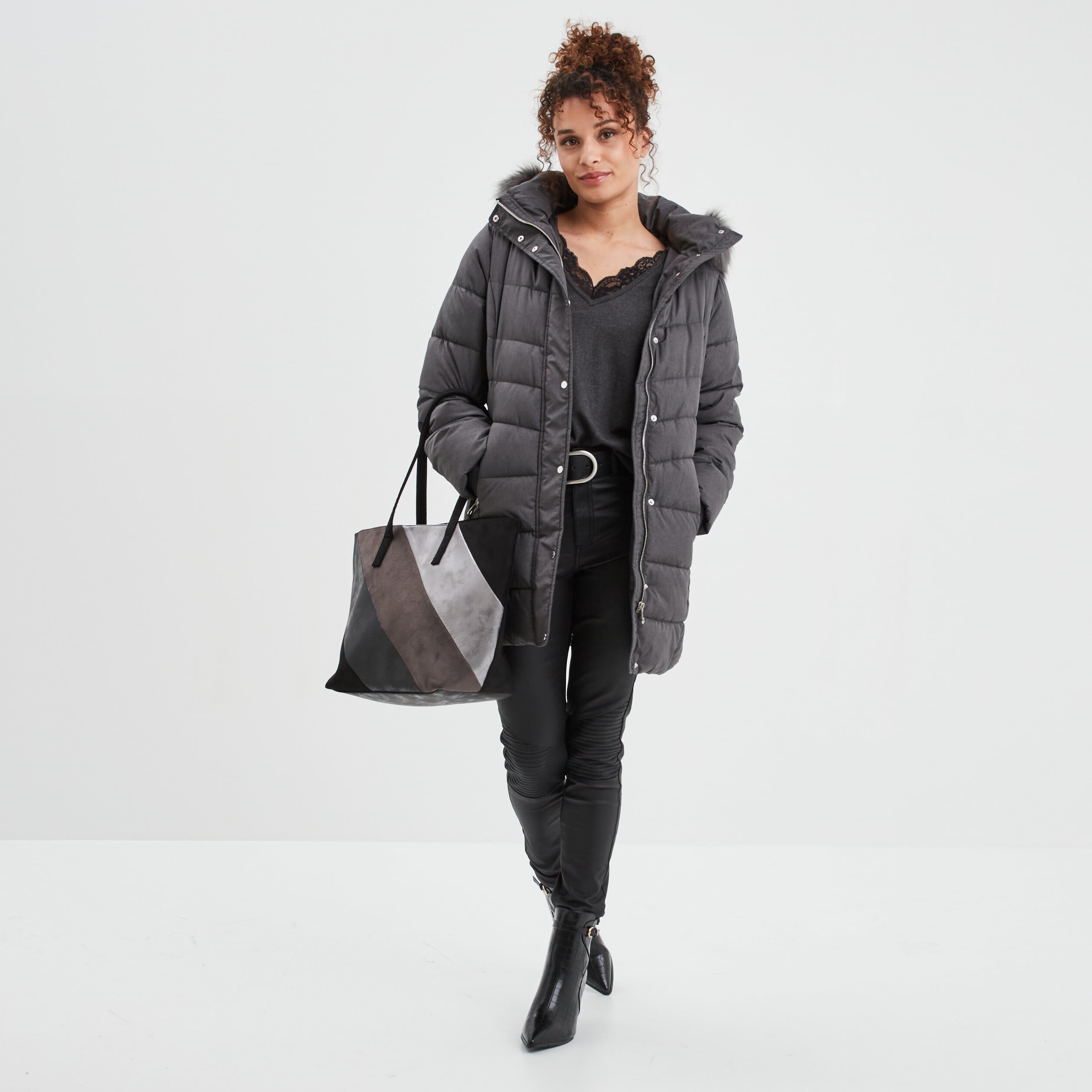 Doudoune ceintur&eacute;e mi-longue &agrave; capuche gris clair femme