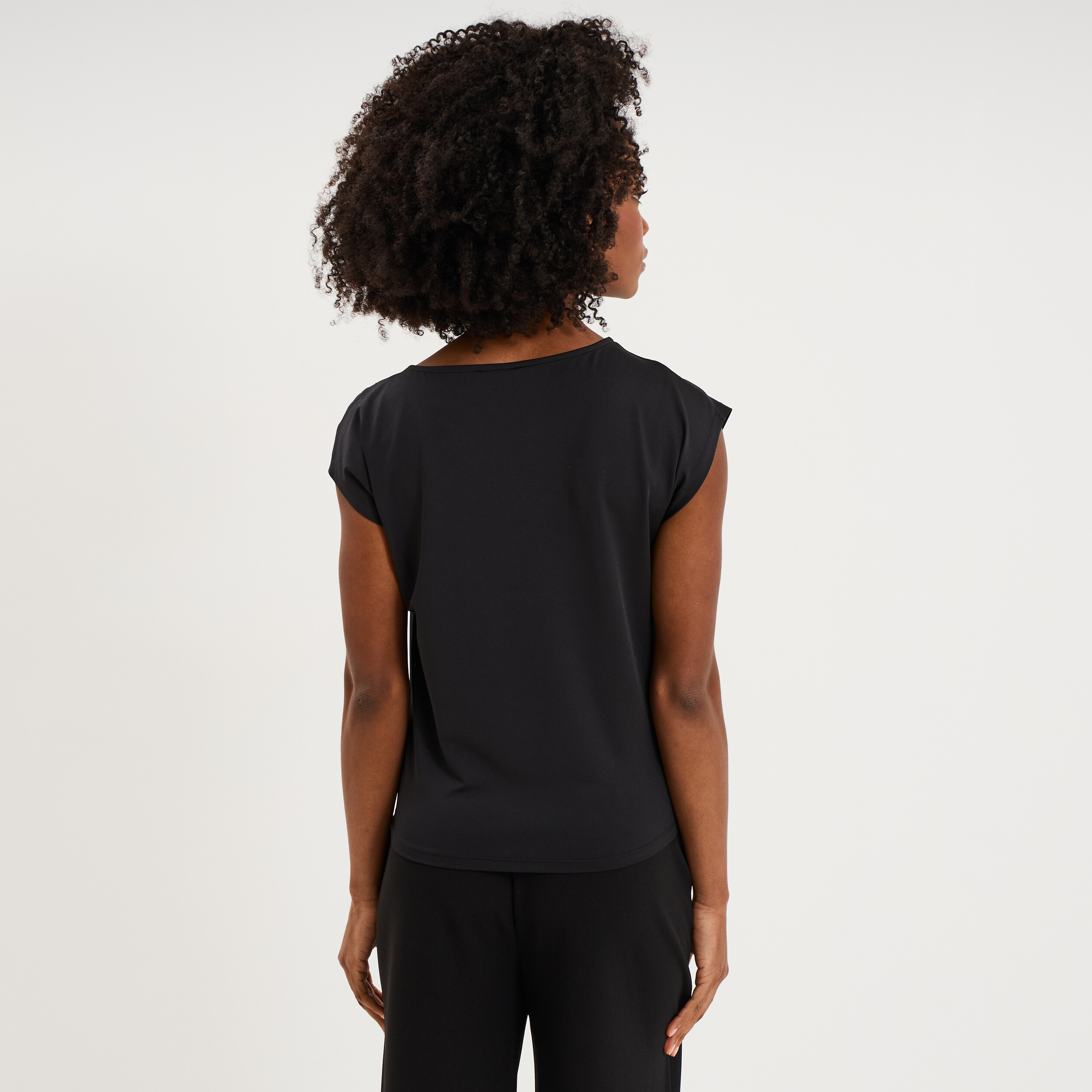 T-shirt asym&eacute;trique avec broche noir femme