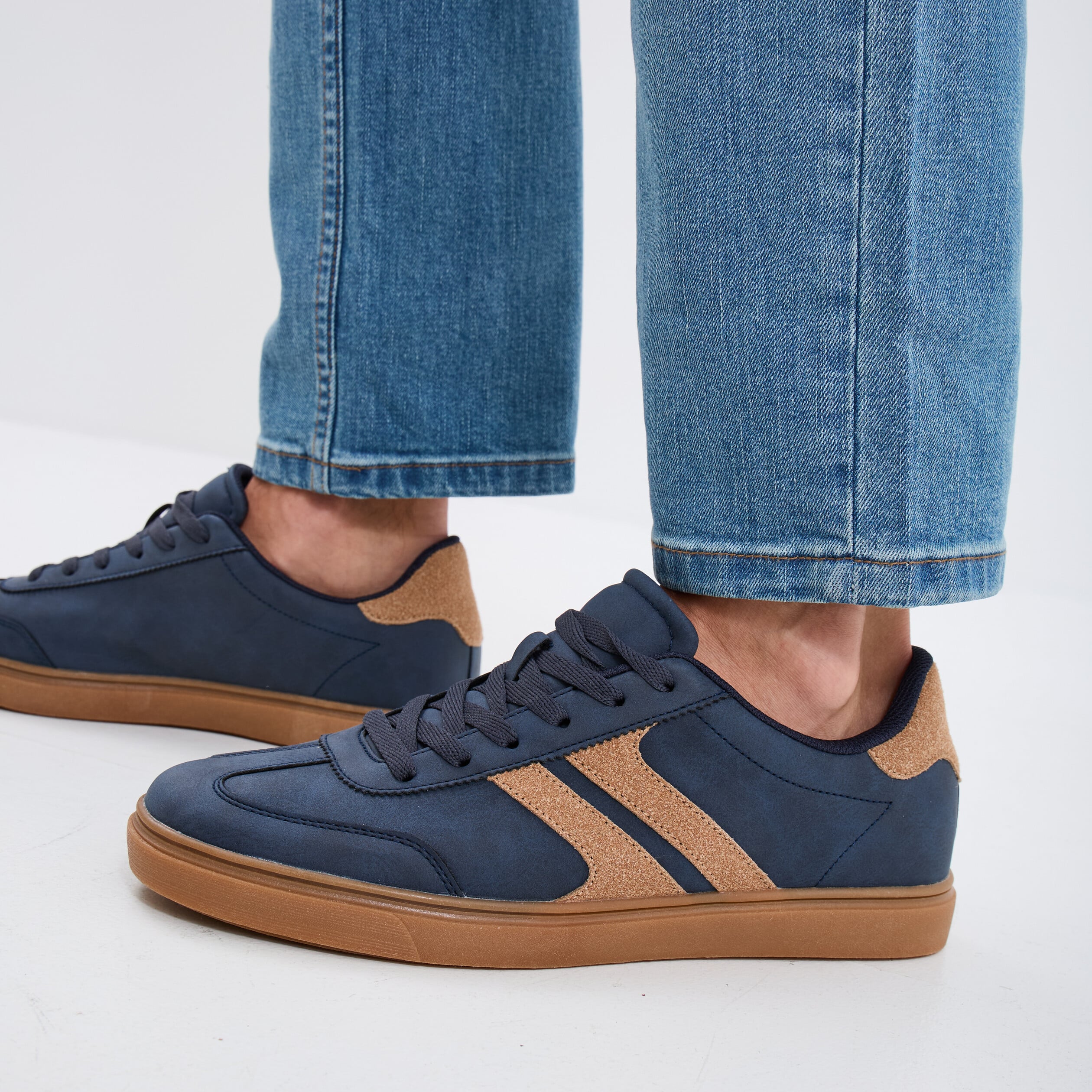 Tennis basses &agrave; lacets bleu marine homme