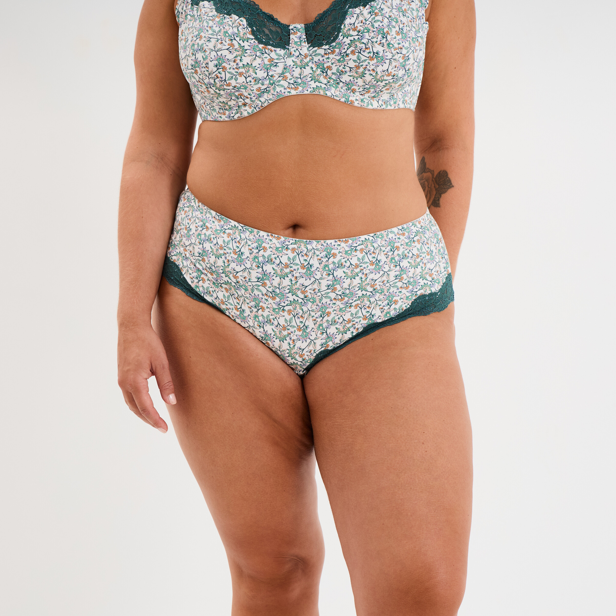 shorty microfibre ecru femmegt Shorty microfibre ecru femme grande taille