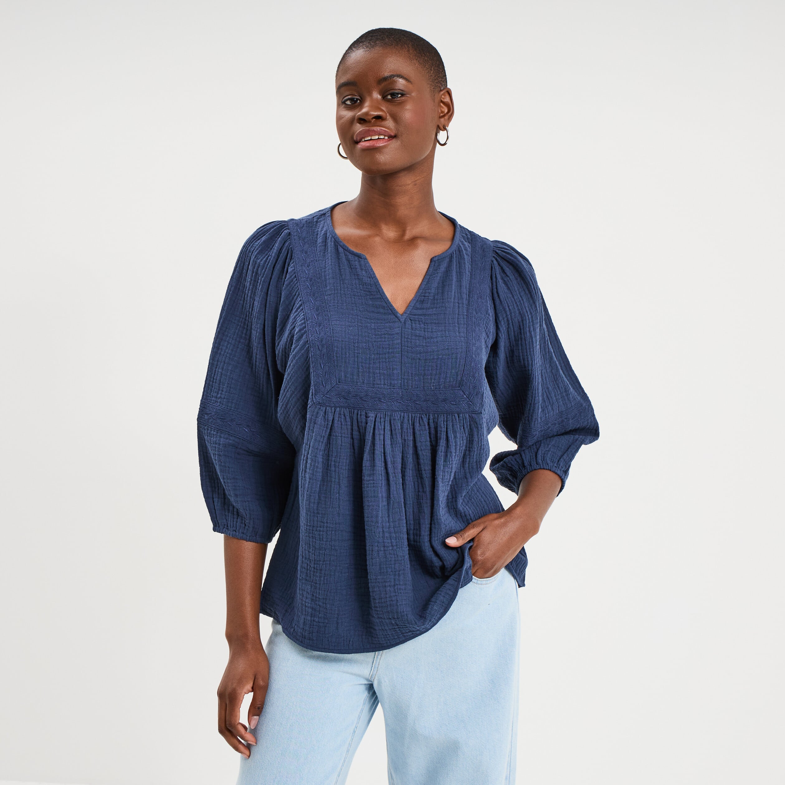 Blouse brod&eacute;e manches 3/4 gaze de coton bleu marine femme
