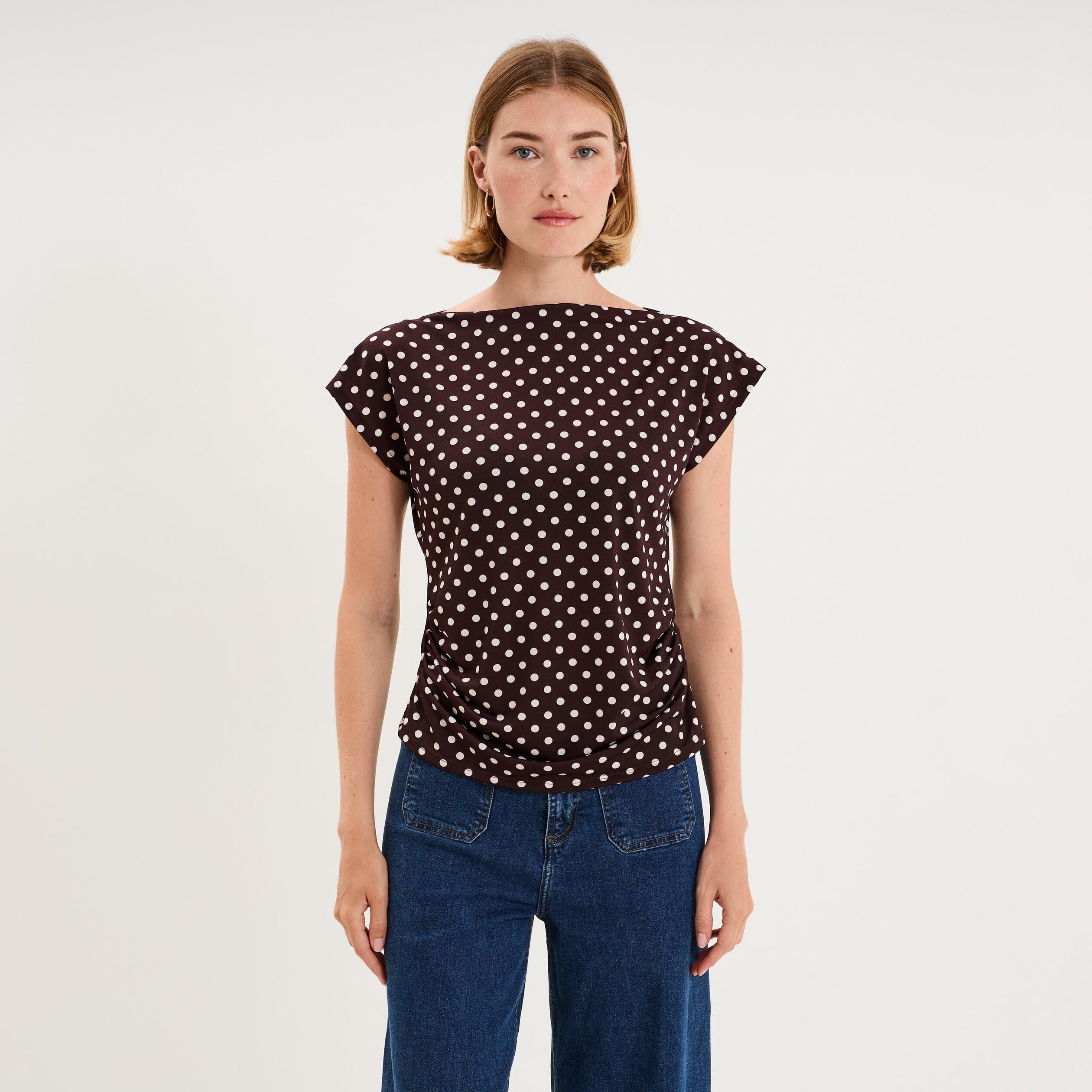 Top manches courtes col bateau fronc&eacute; marron fonc&eacute; femme
