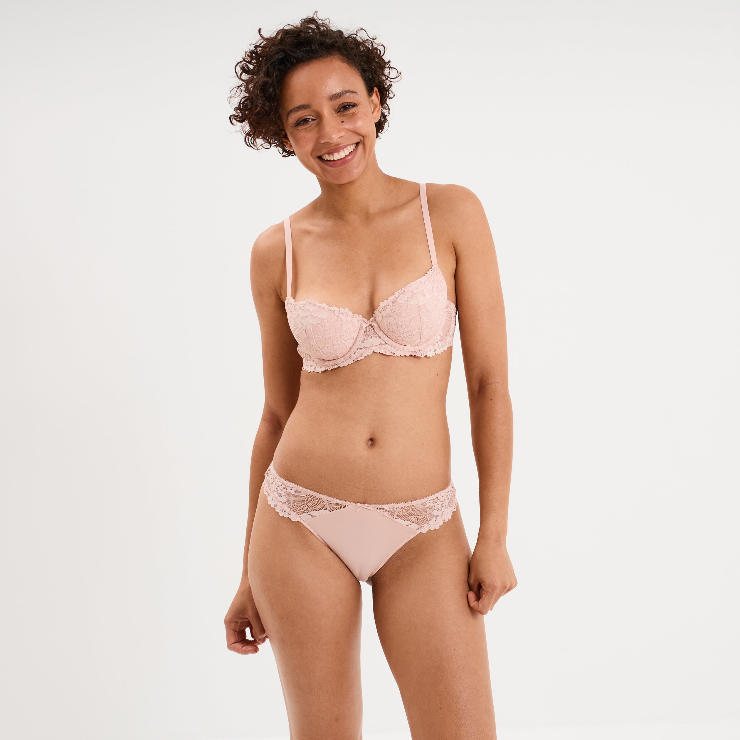 Soutien-gorge corbeille en dentelle rose clair femme
