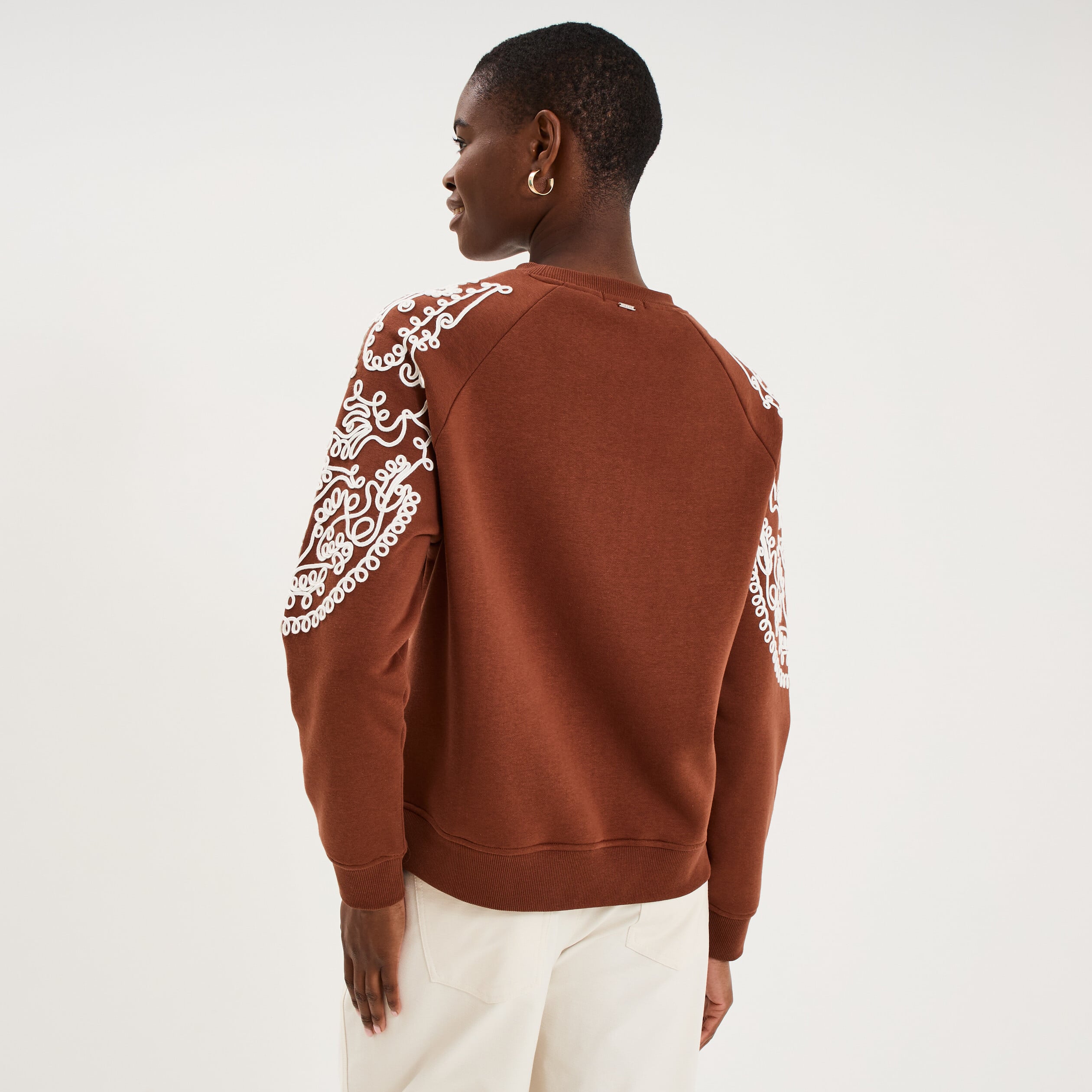 Sweat manches brod&eacute;es col rond marron fonc&eacute; femme