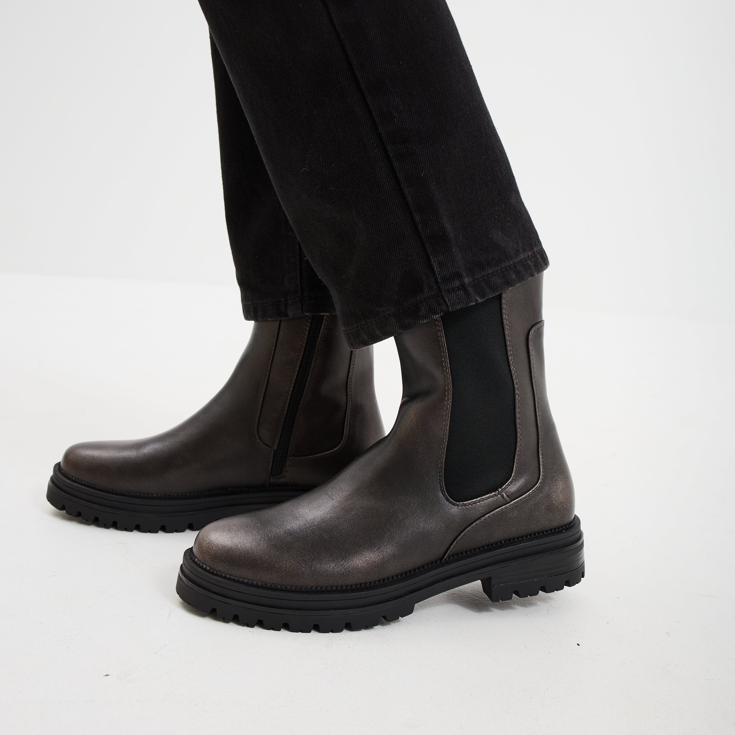 Boots chelsea crant&eacute;es noir femme