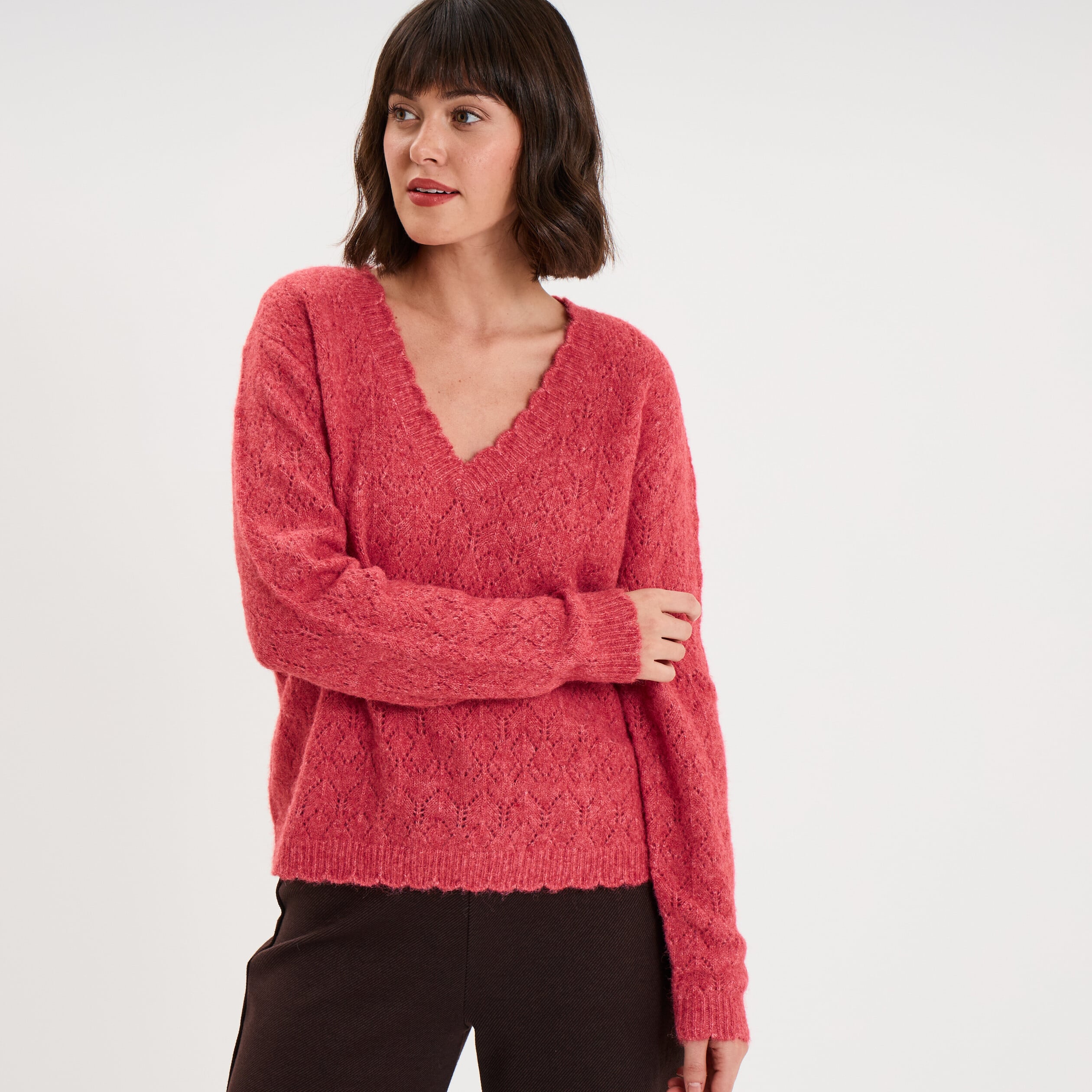 Pull col V ajour&eacute; manches longues rose cerise femme
