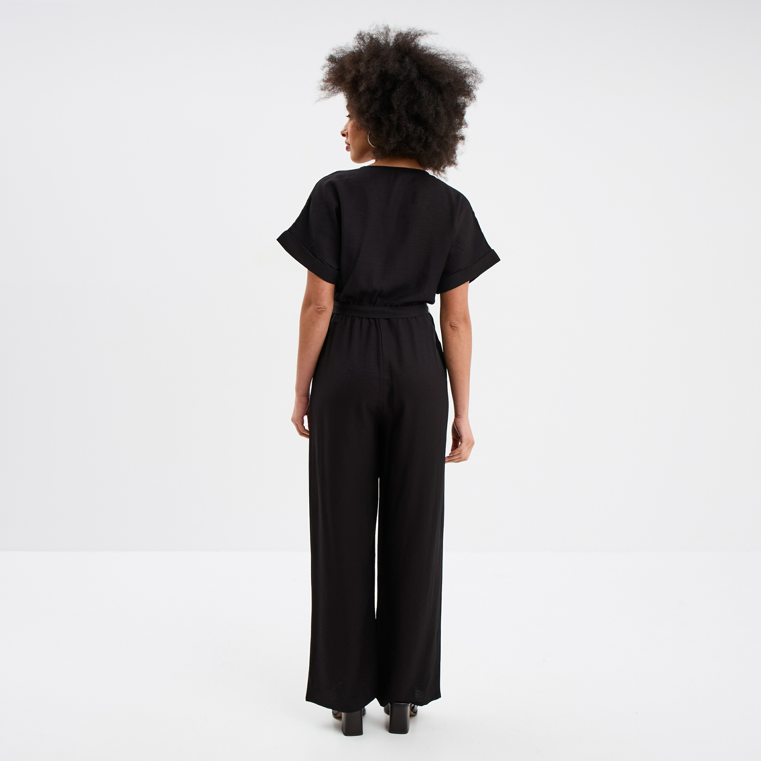 Combinaison pantalon ceintur&eacute;e col en V noir femme