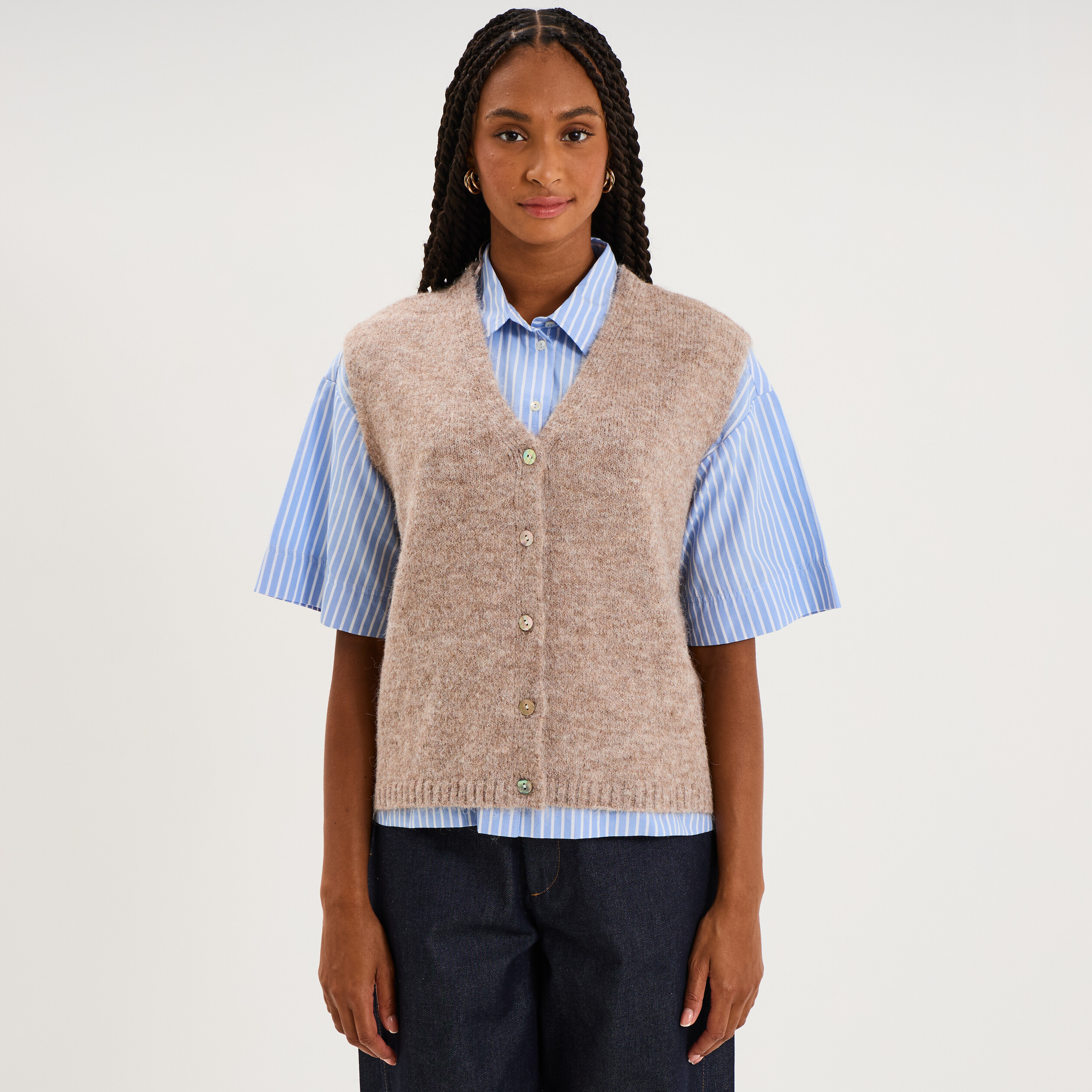 Gilet sans manches col V boutonn&eacute; beige femme