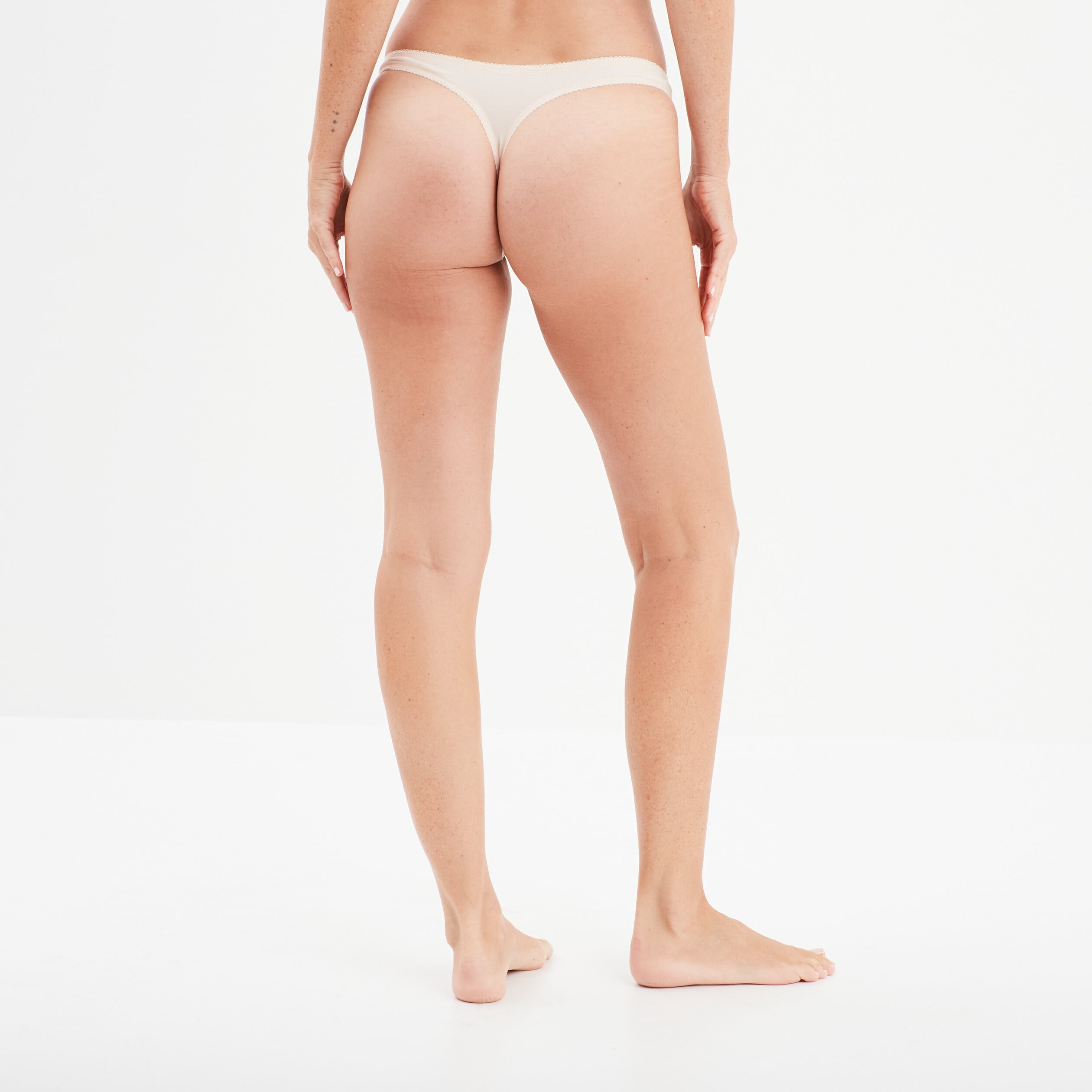 String en dentelle rose poudr&eacute;e femme