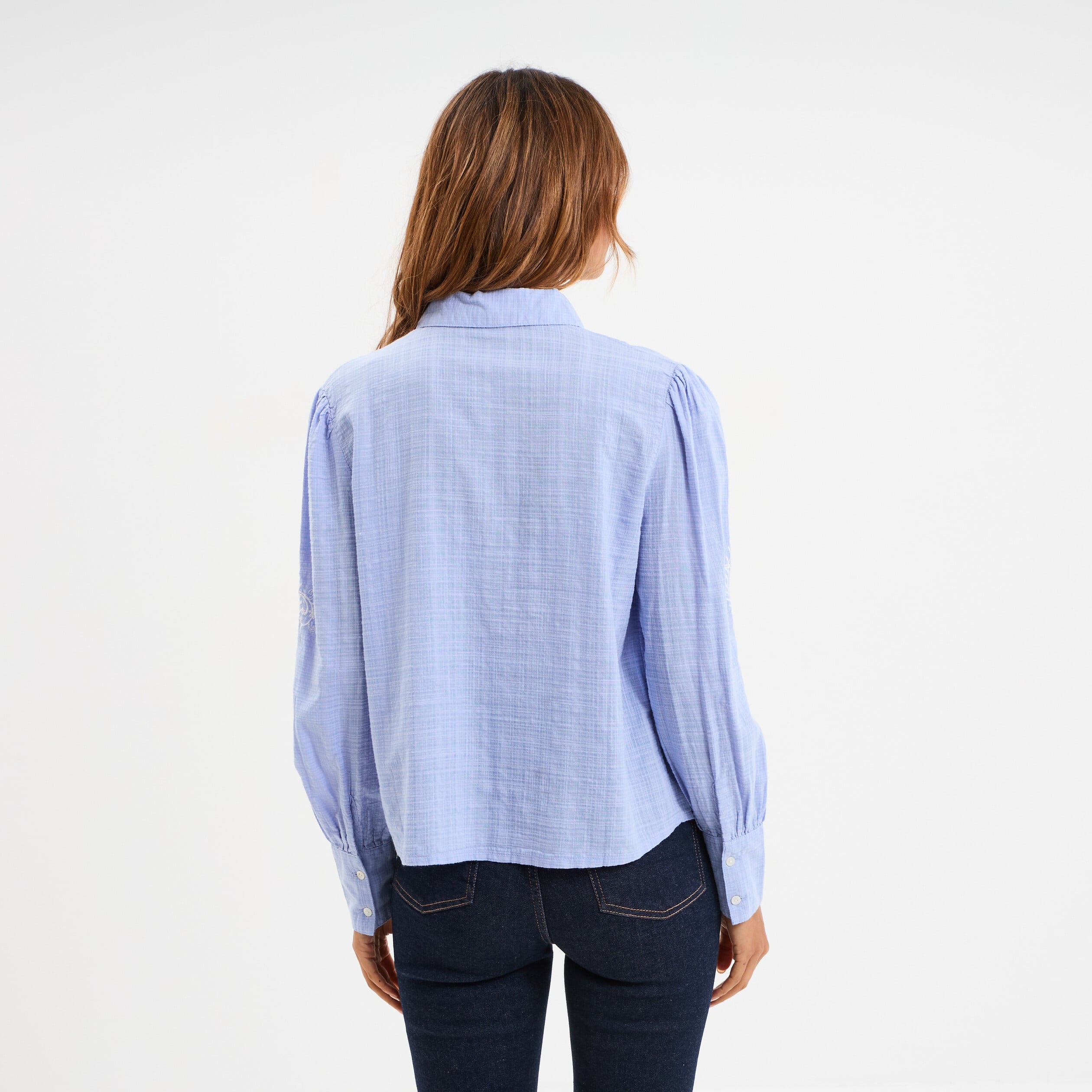 Chemise brod&eacute;e manches longues bleu ciel femme