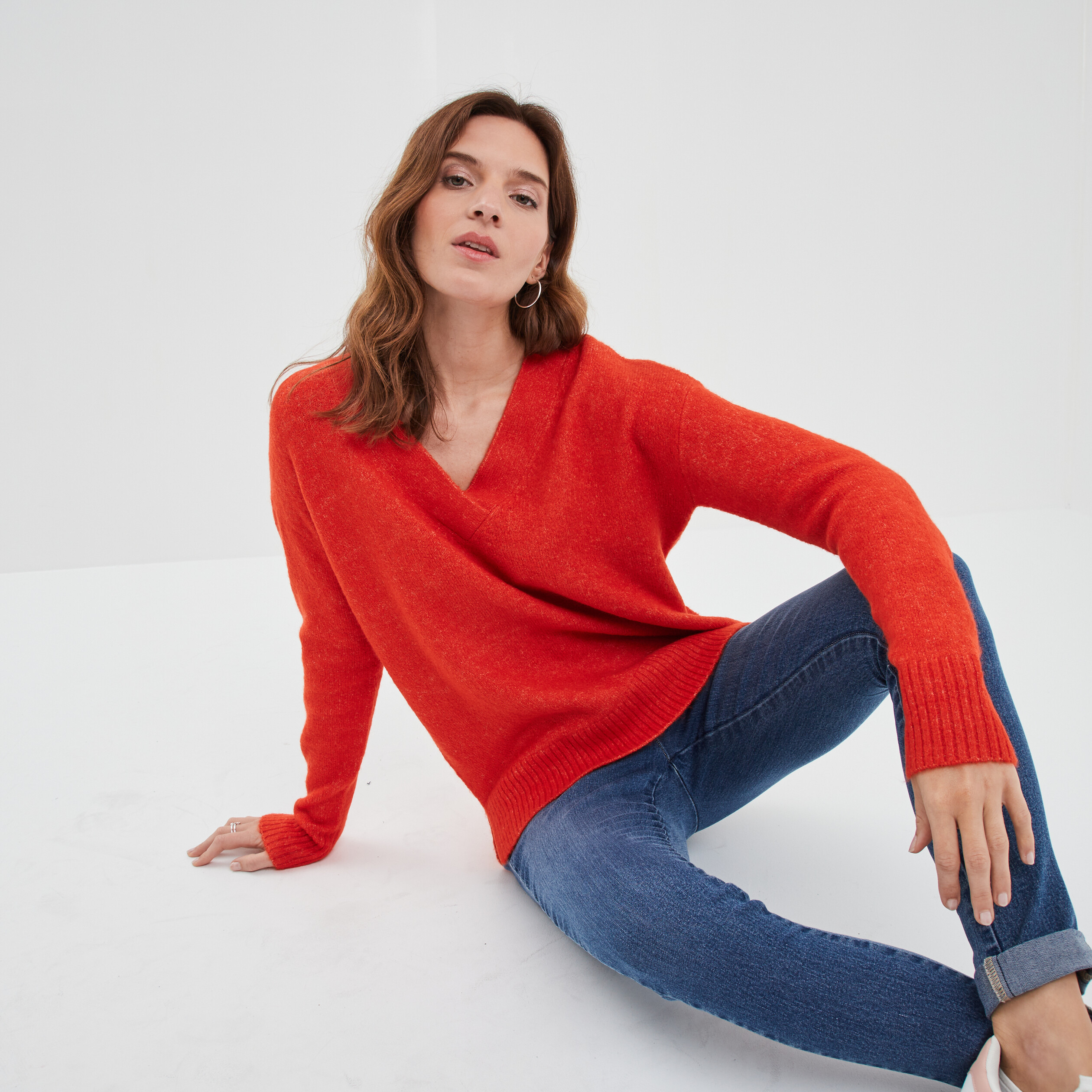 Pull col en V fentes aux côtés rouge corail femme
