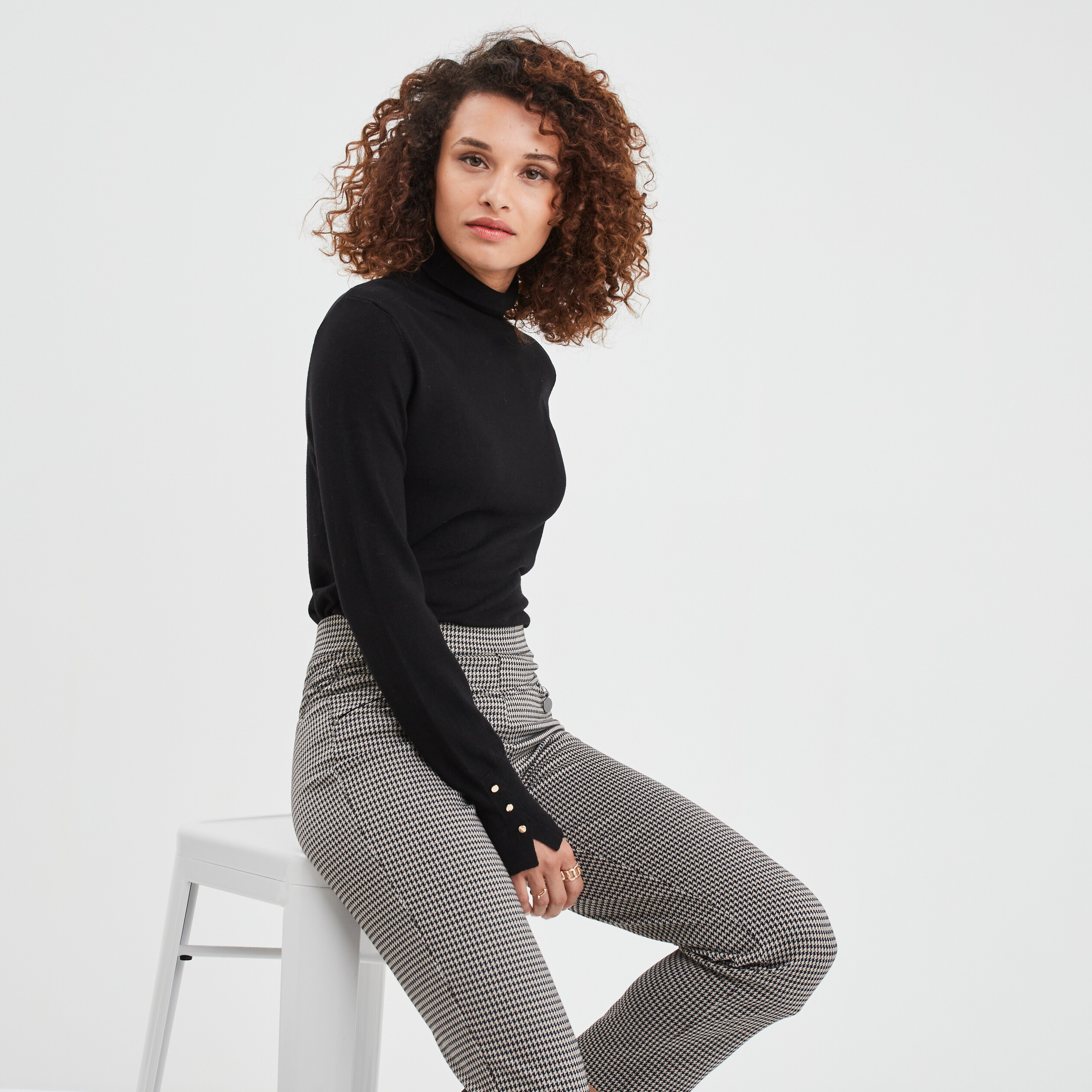 Pull col roulé boutons aux poignets noir femme