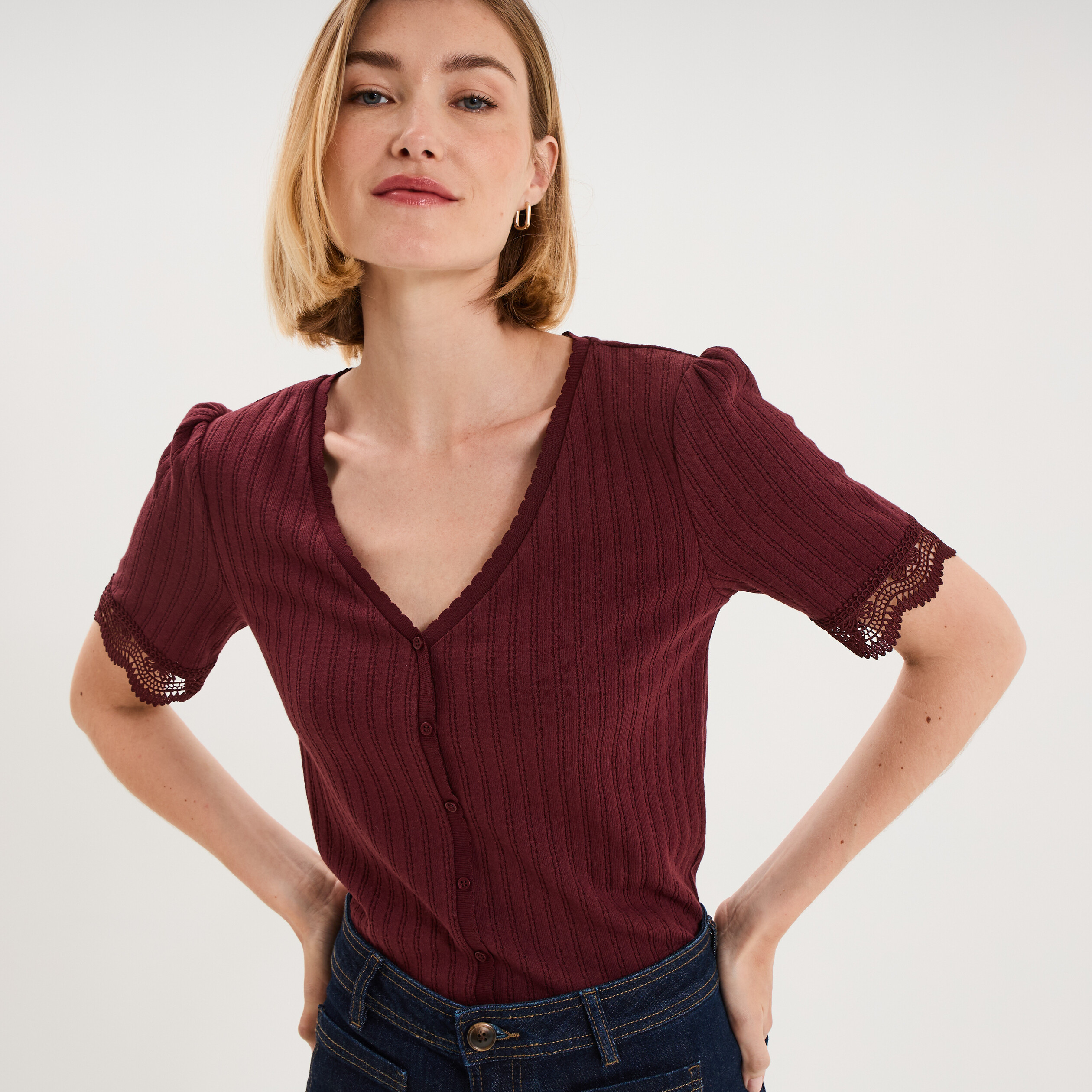 Blouse manches courtes col V dentelle violet fonc&eacute; femme