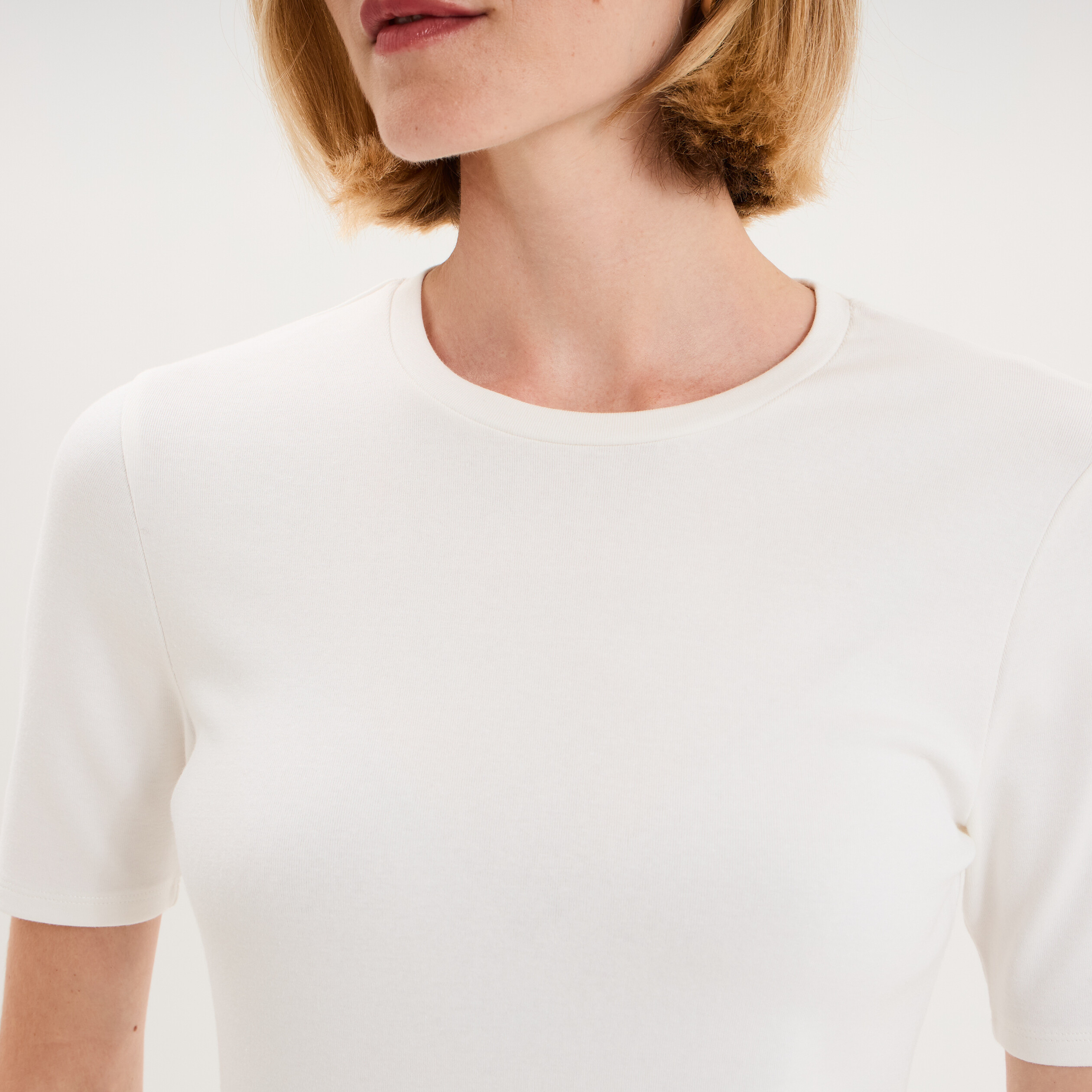 T-shirt col rond manches courtes ajust&eacute; blanc femme
