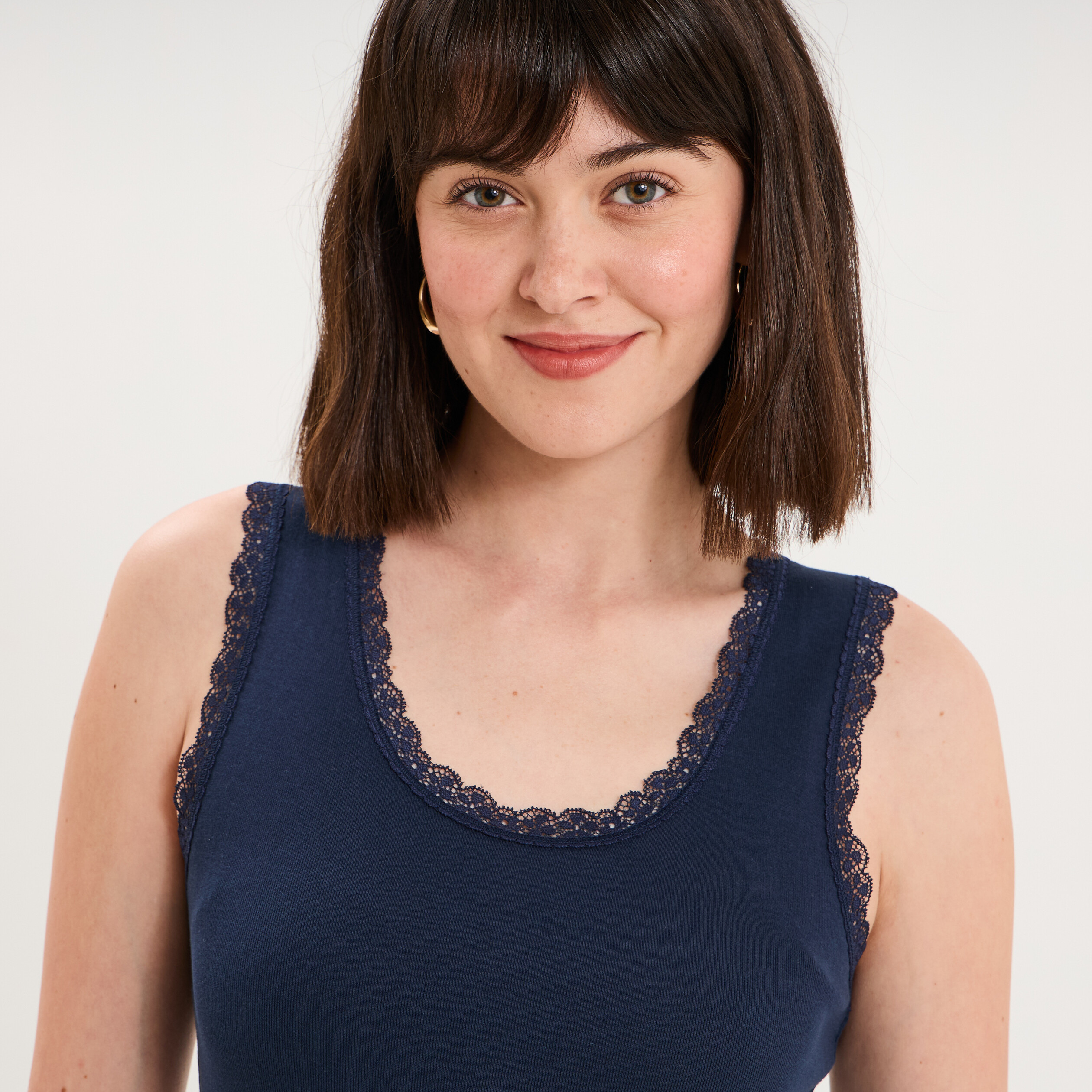 D&eacute;bardeur coton bords dentelle bleu marine femme