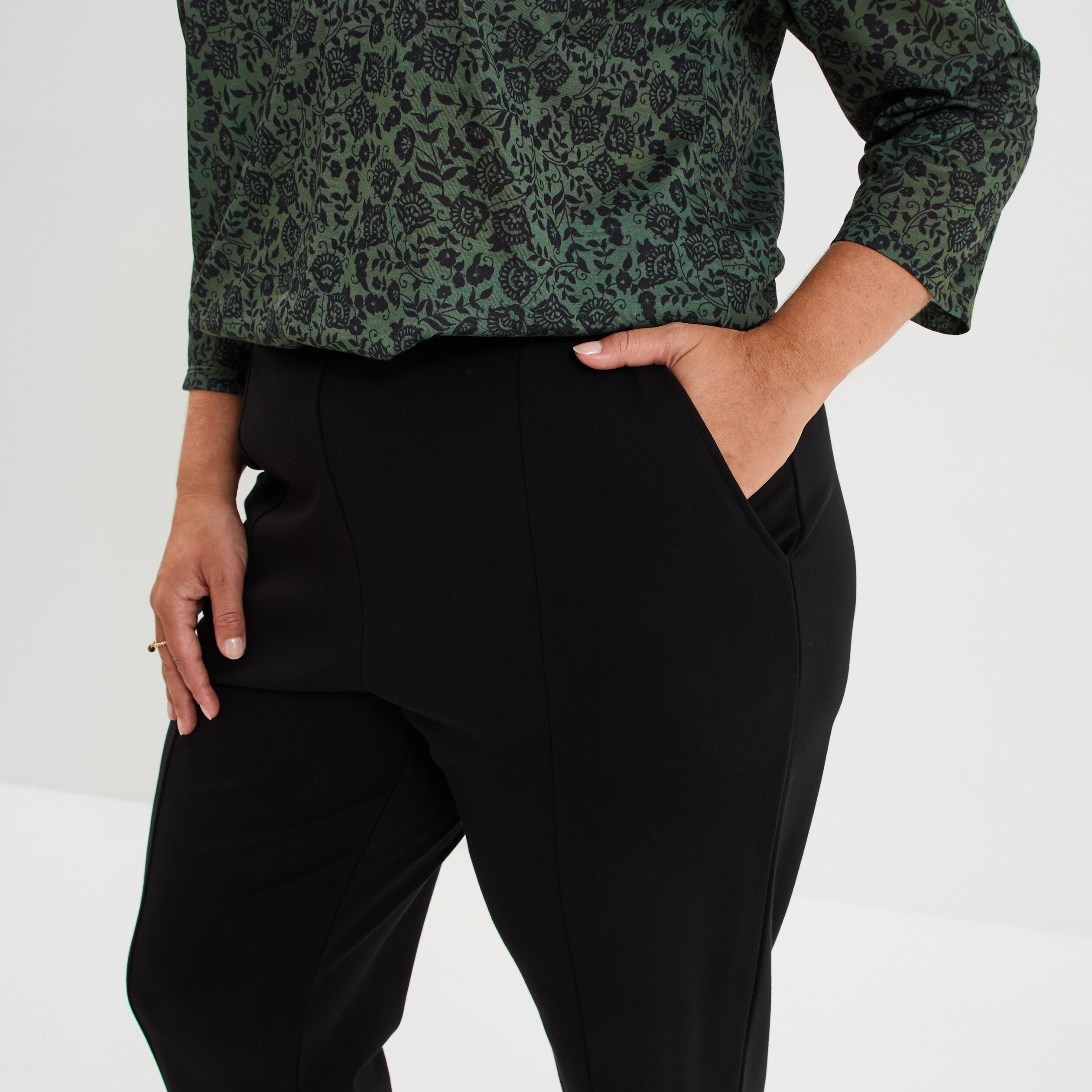 Pantalon slim taille &eacute;lastiqu&eacute;e noir femme grande taille