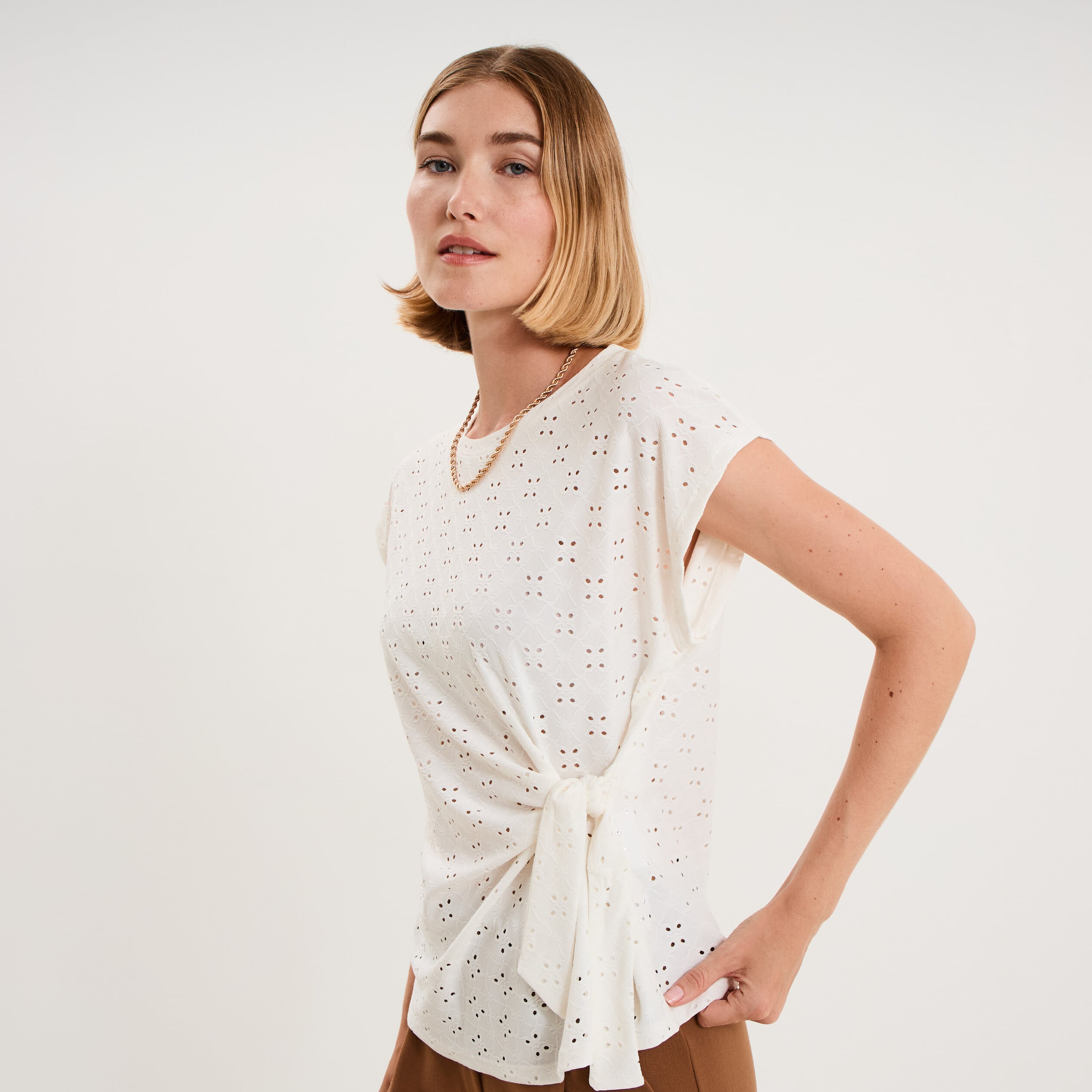 Top broderie anglaise nou&eacute; &agrave; la taille blanc femme