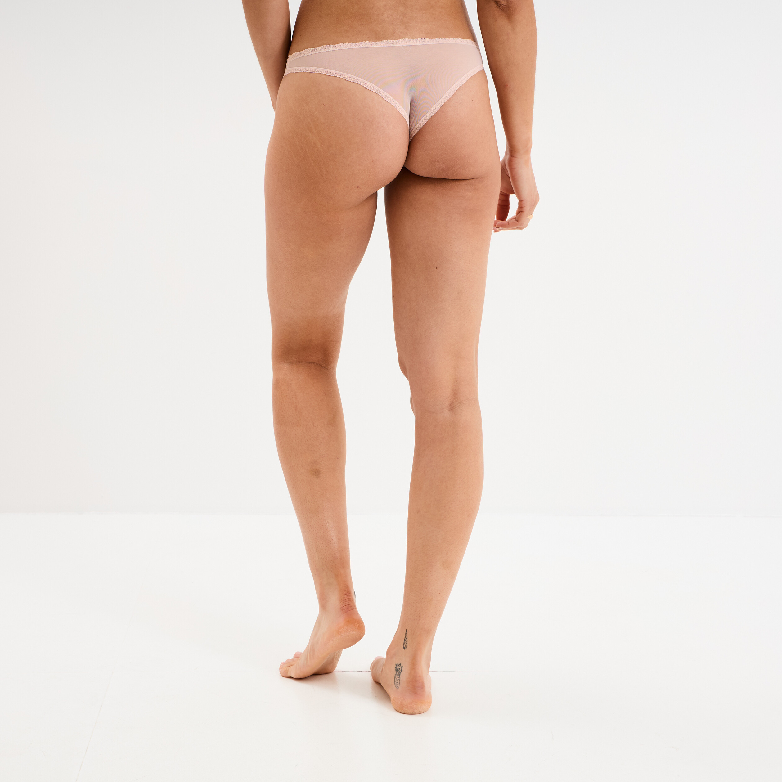 Tanga en dentelle doublure coton rose clair femme