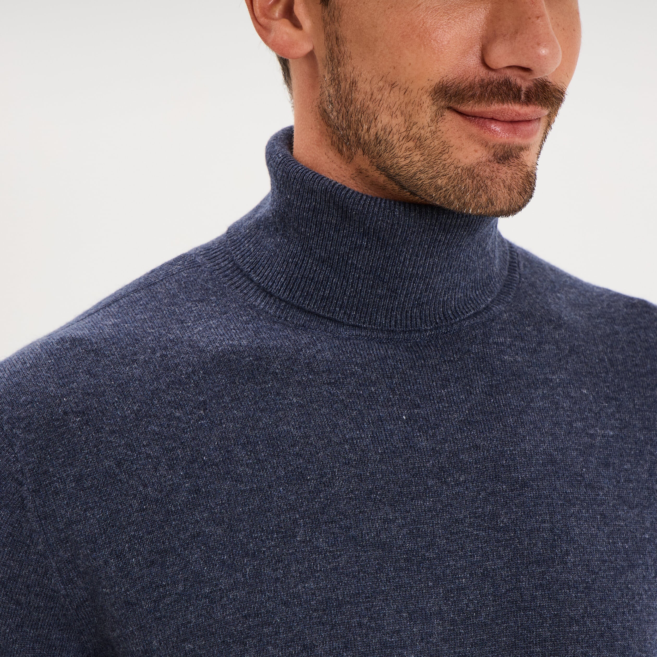 Pull col roul&eacute; manches longues bleu marine homme