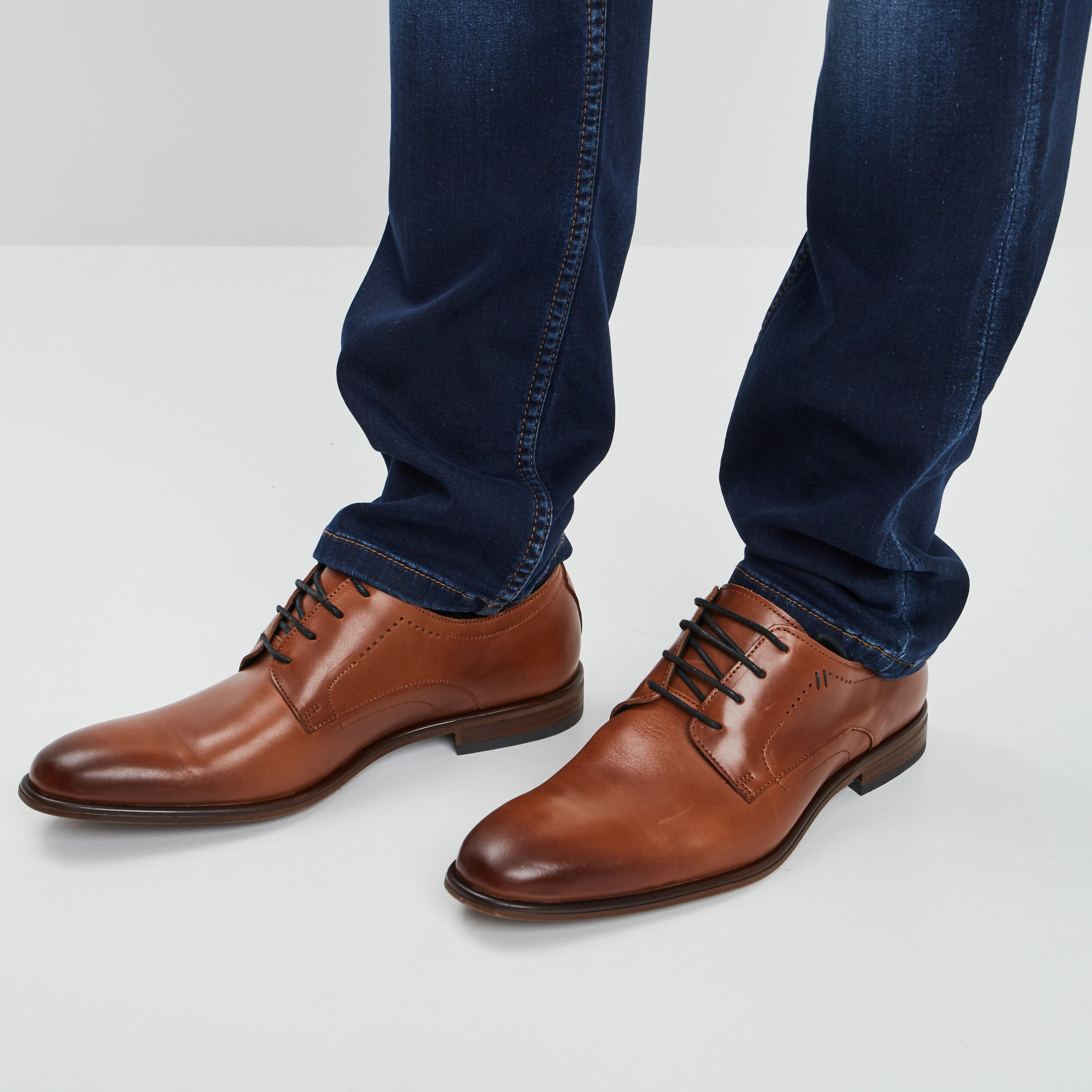 Derbies &agrave; lacets en cuir lisse marron homme