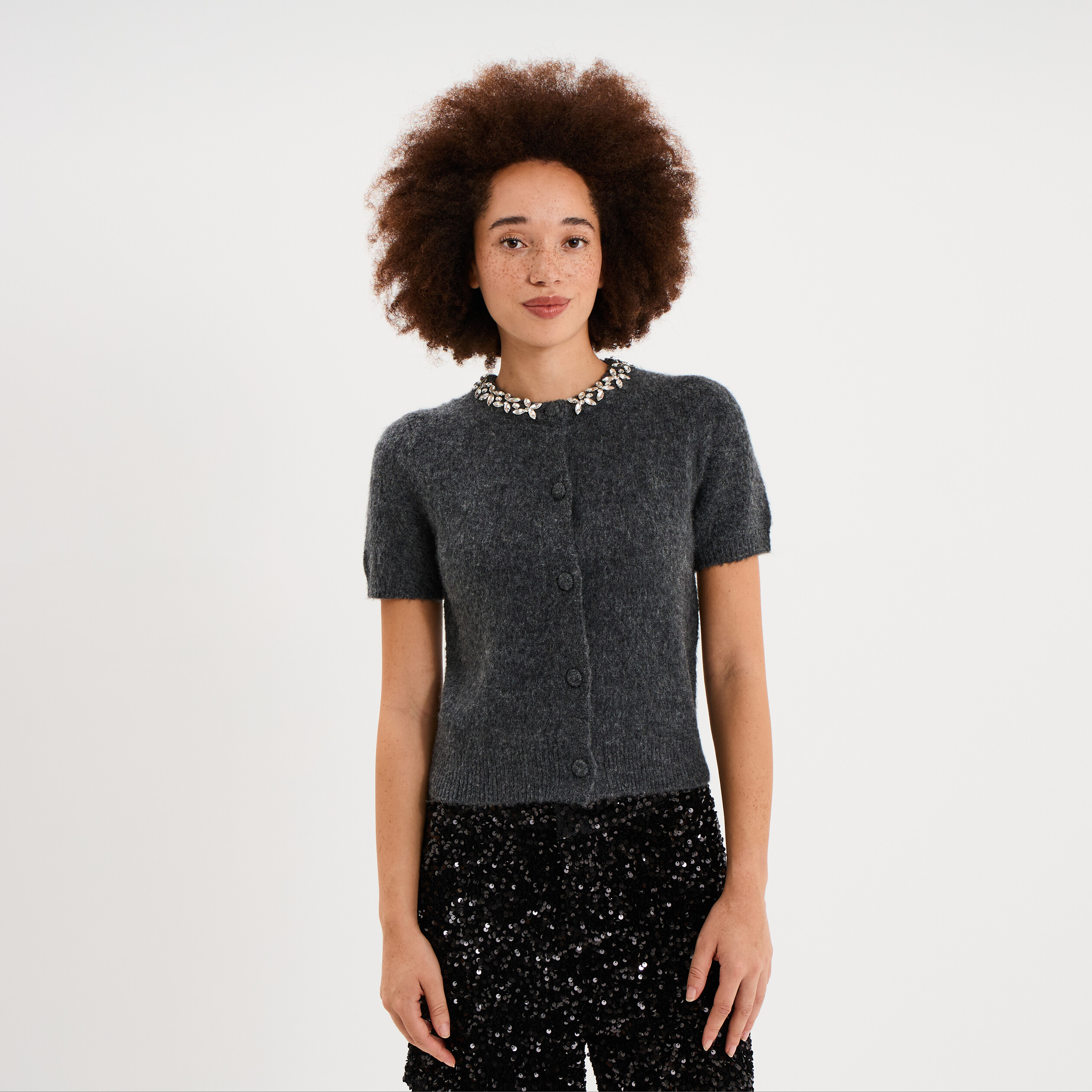 Gilet col rond bijou manches courtes gris fonc&eacute; femme