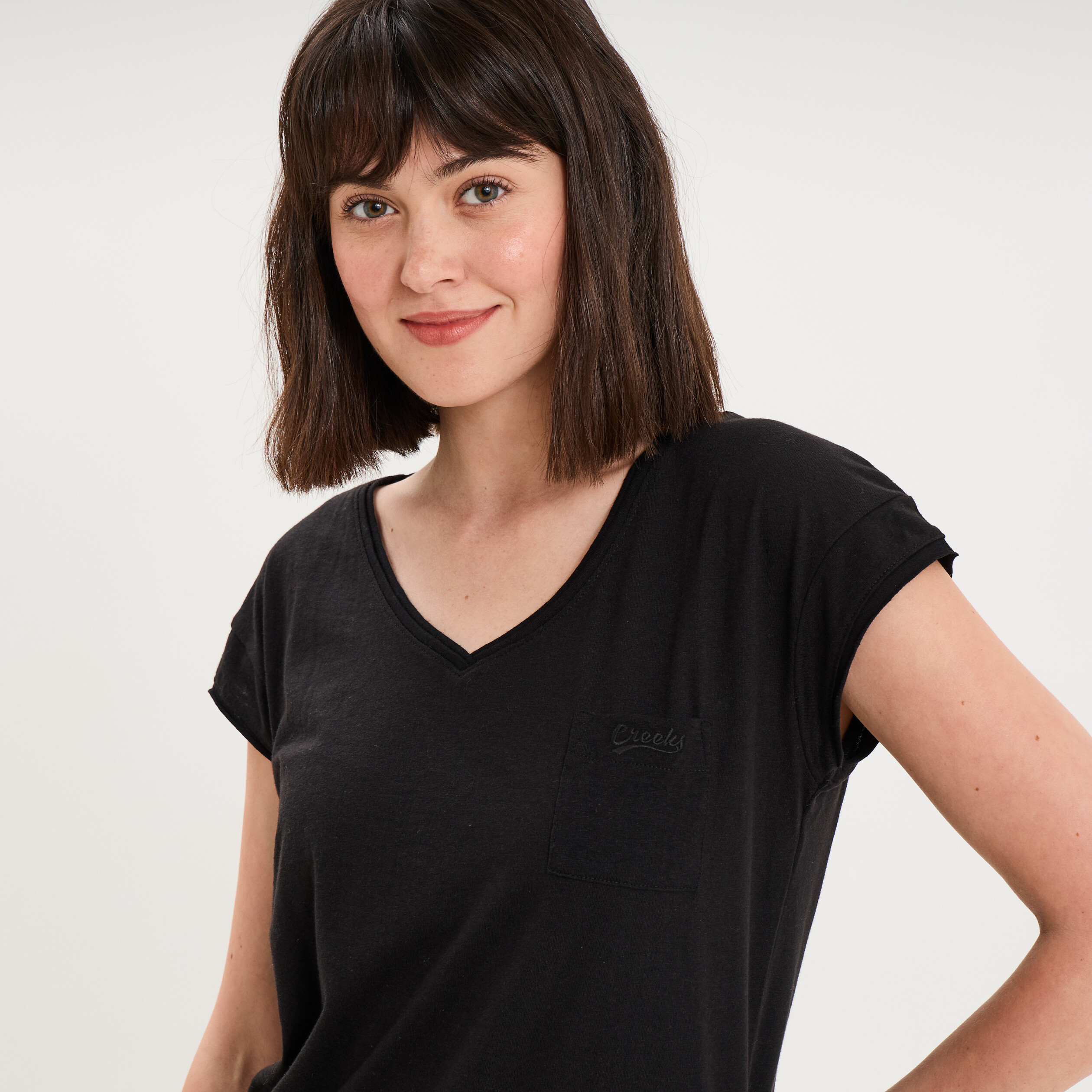 T-shirt col v poche poitrine noir femme