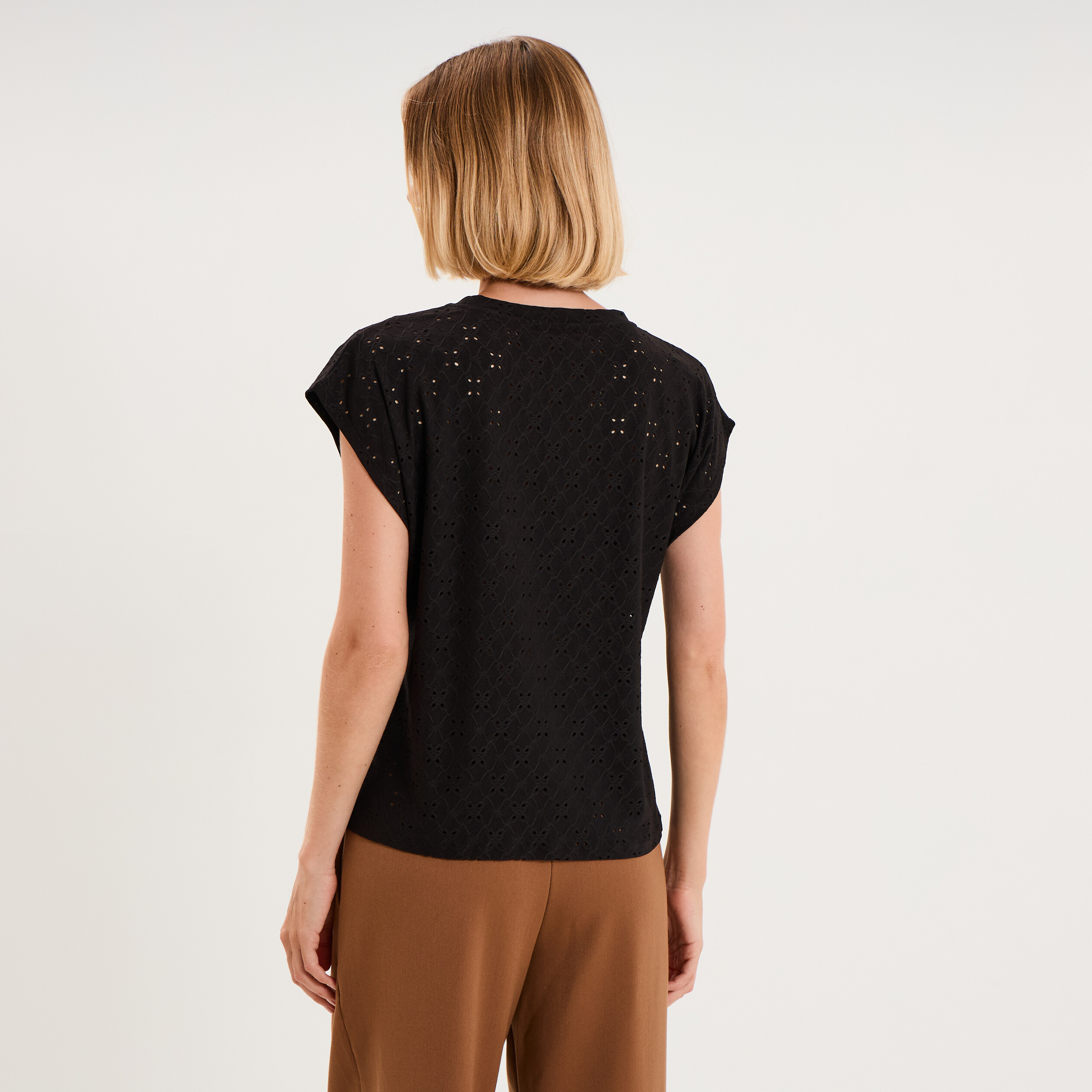 Top broderie anglaise nou&eacute; &agrave; la taille noir femme