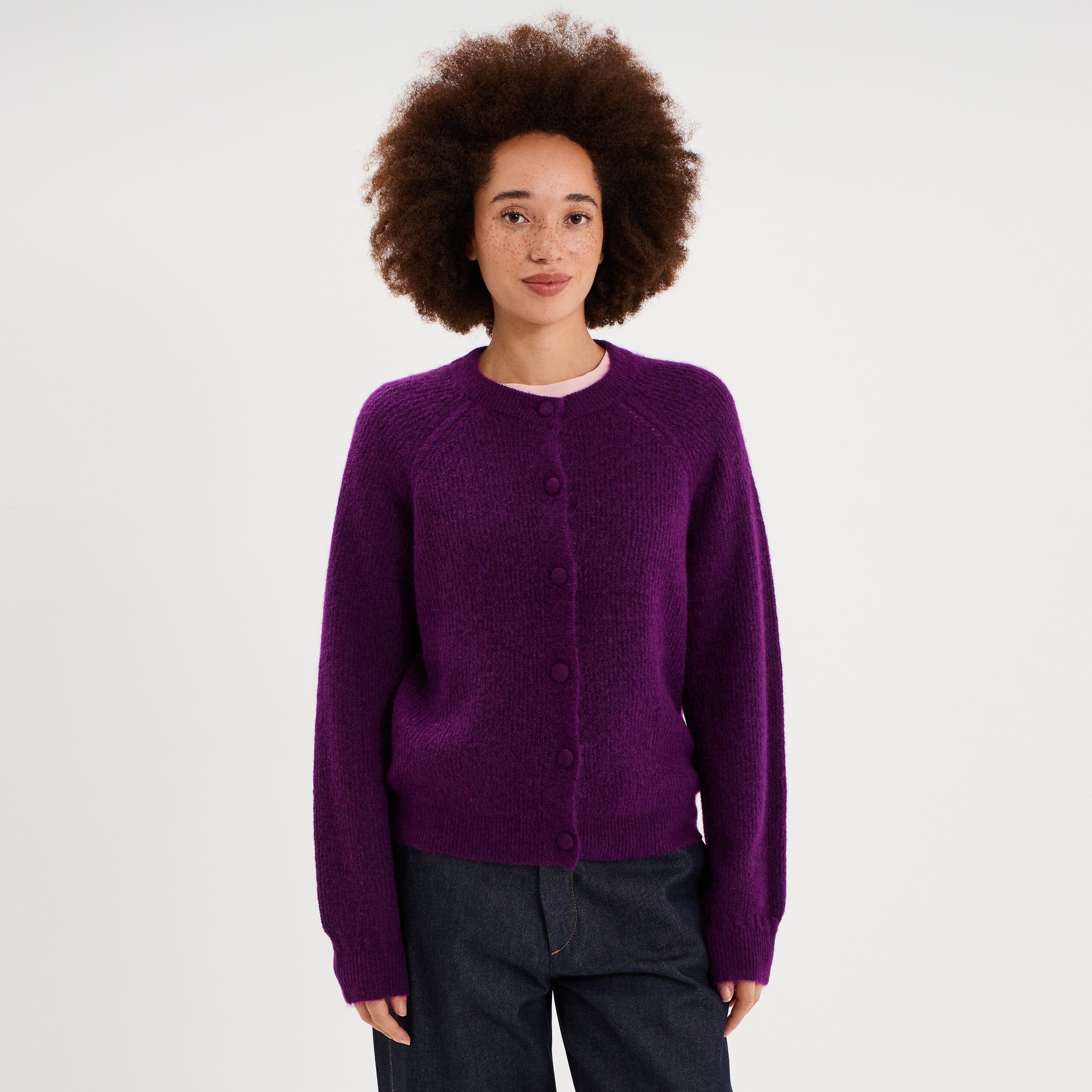 Gilet cardigan col rond boutonn&eacute; violet fonc&eacute; femme