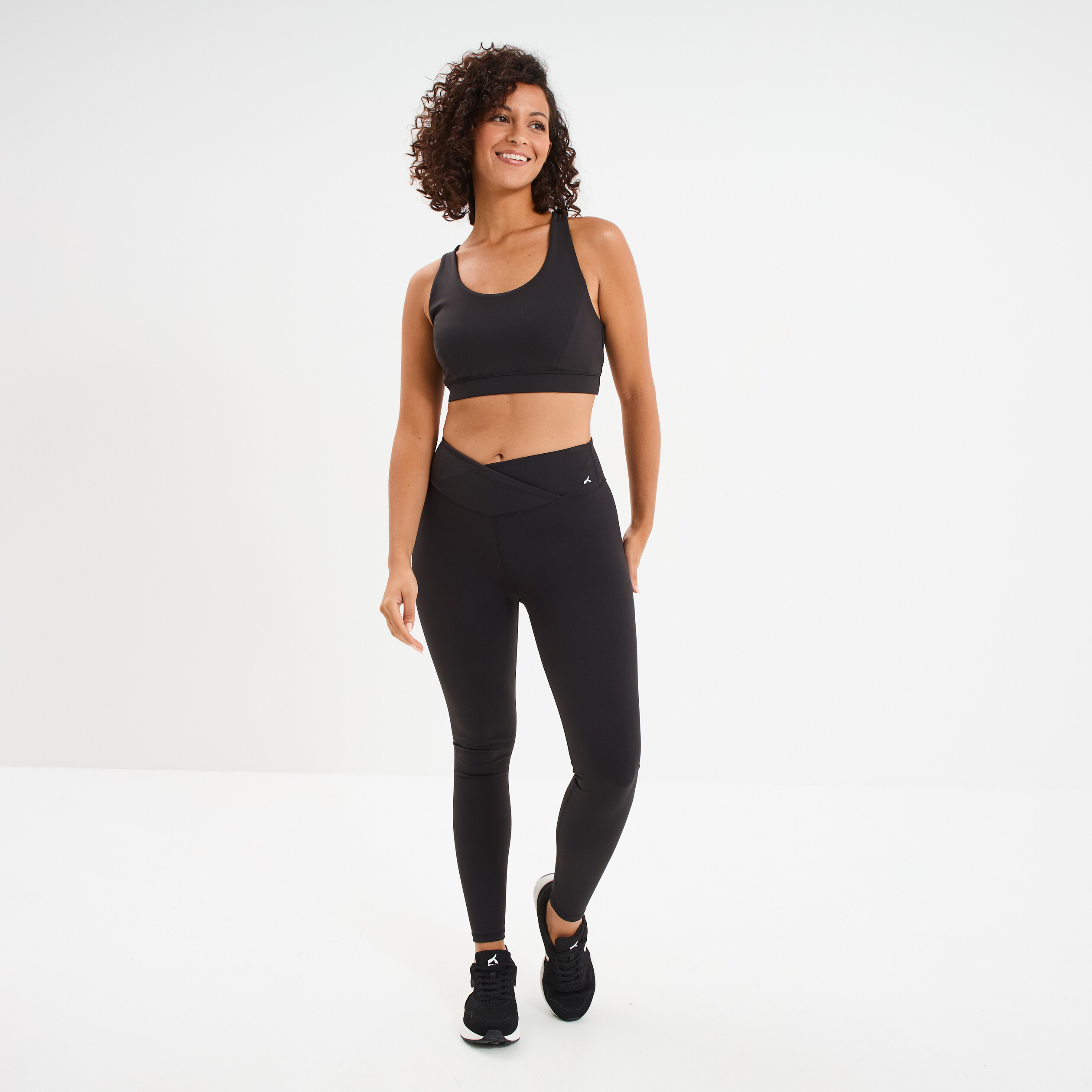 Brassi&egrave;re de sport ajust&eacute;e dos nageur noir femme