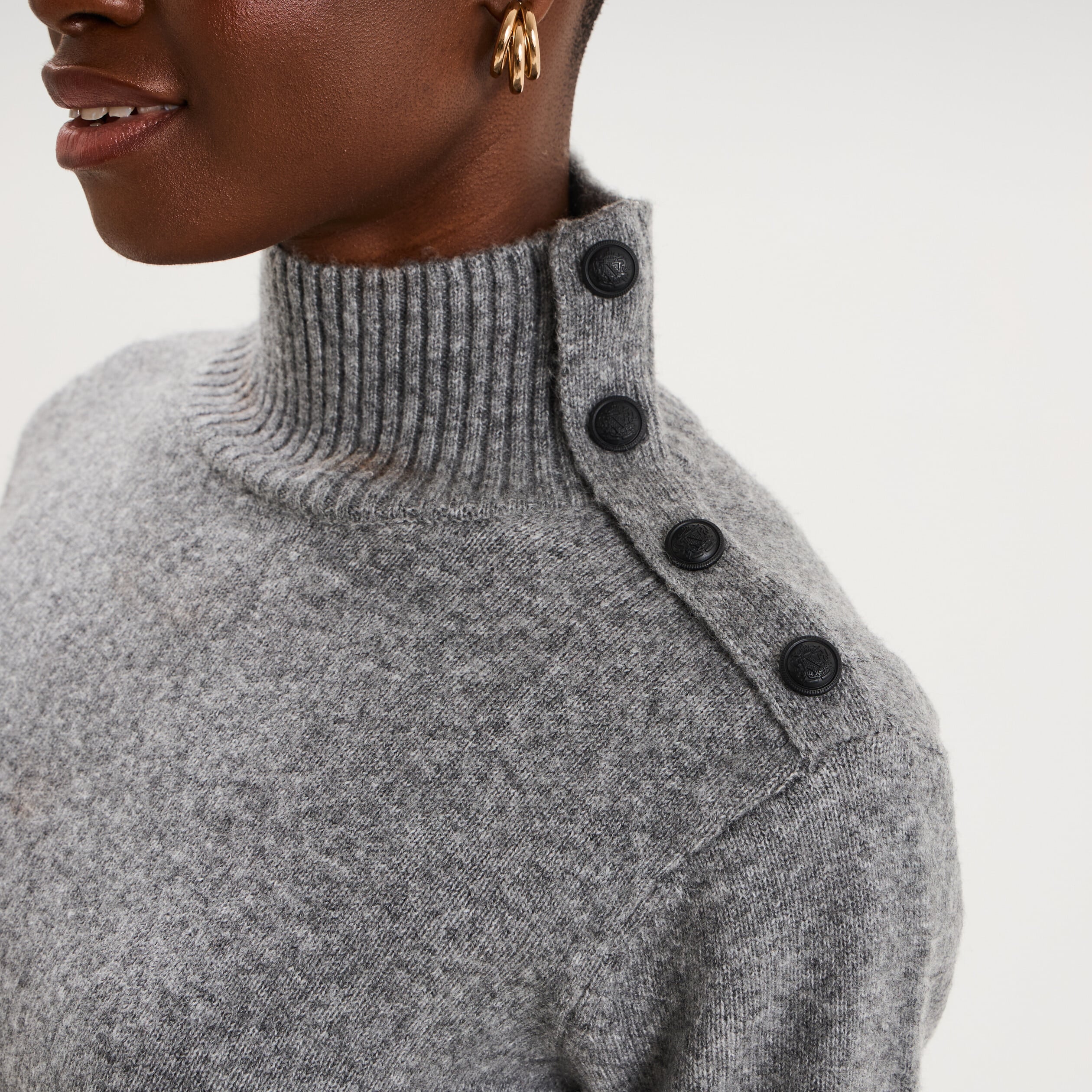 Pull col montant &agrave; boutons gris femme