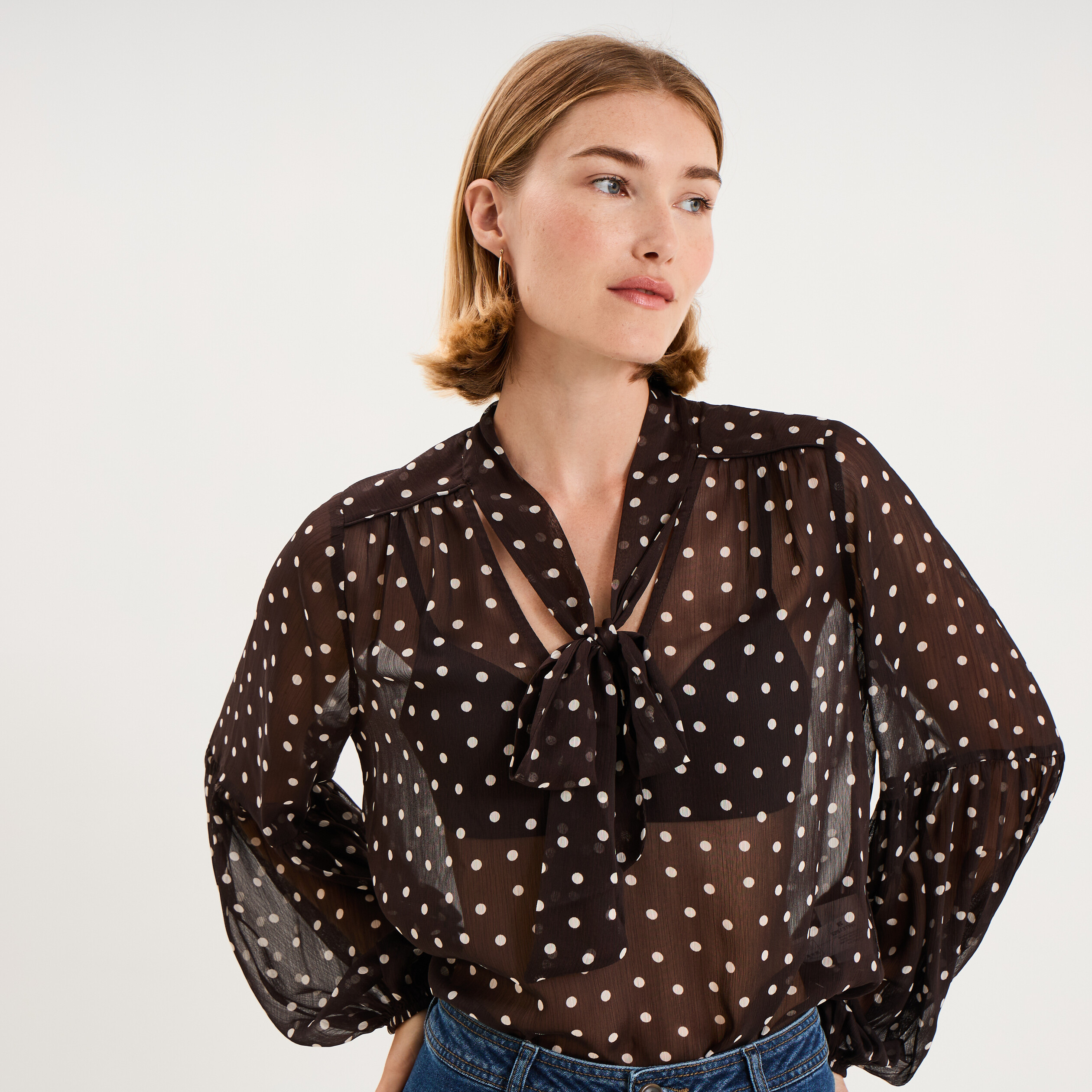 Chemisier transparent col lavalli&egrave;re marron chocolat femme