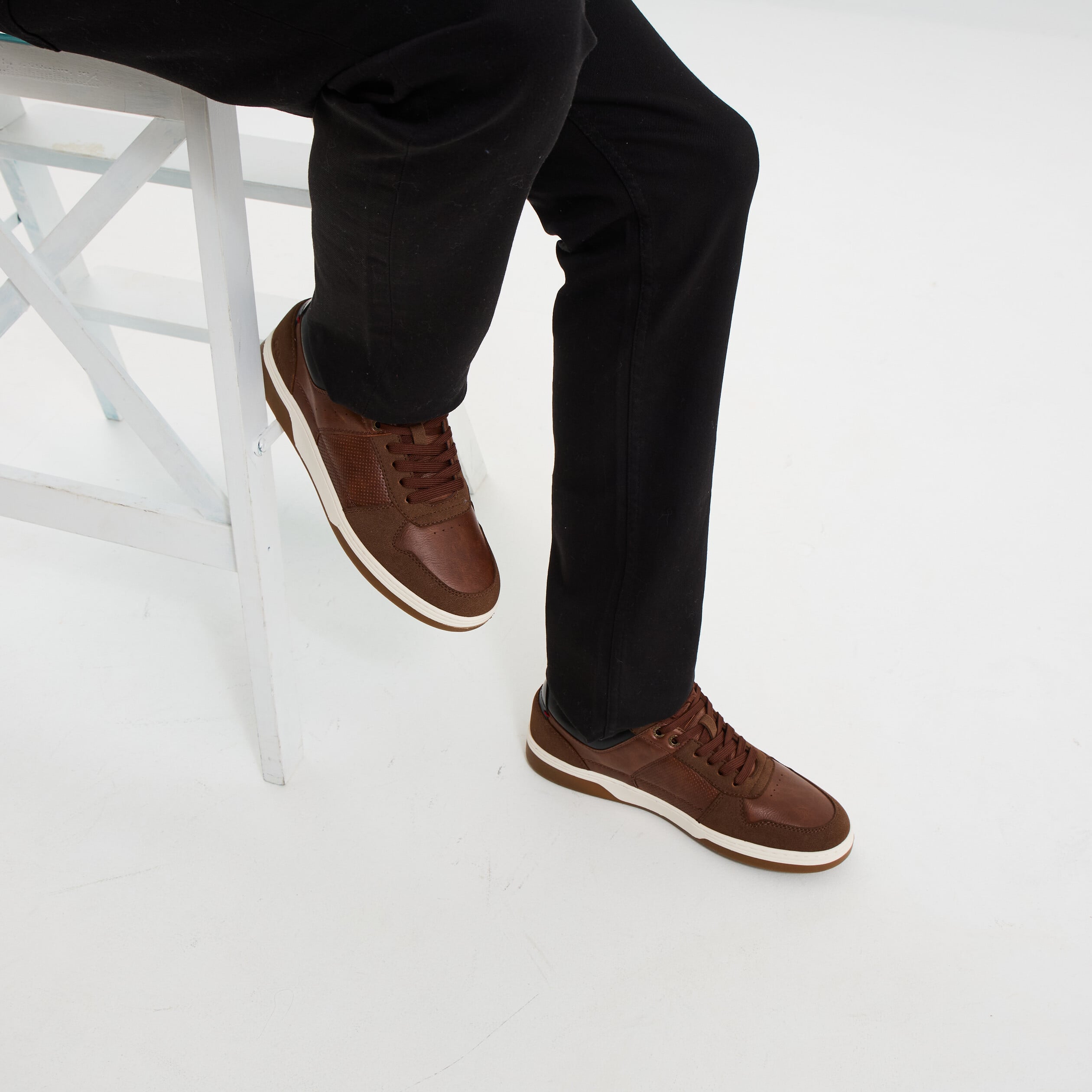 Tennis basses &agrave; lacets marron homme